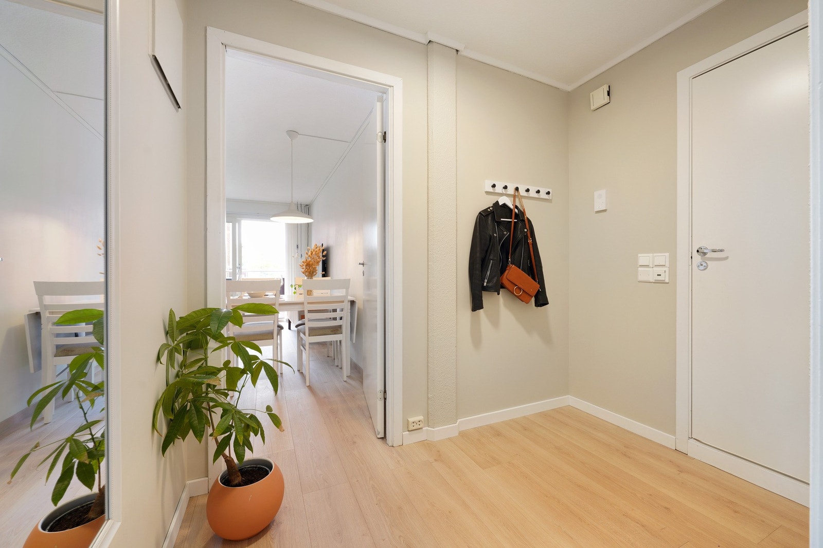 Entré - i tillegg har boligen hele 3 utvendige boder. Hvorav to av dem er like utenfor ytterdøren. Galleribilde