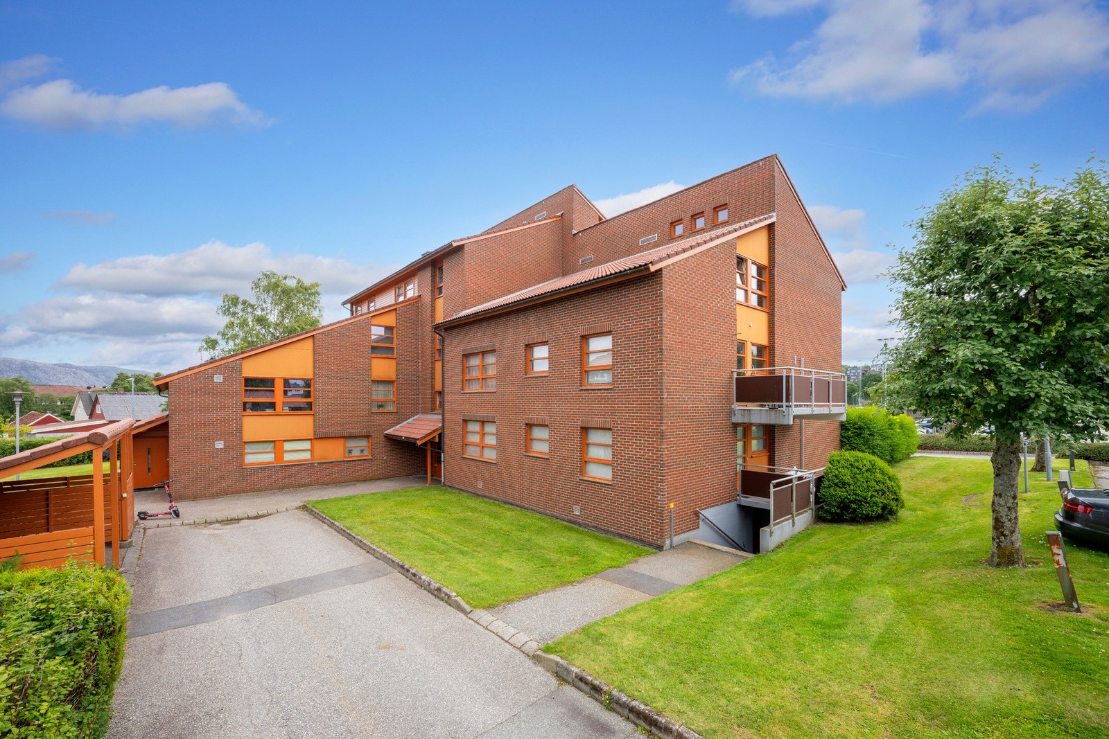 Boligen ligger i et meget ettertraktet nabolag. Her er det kort vei til dagligvarebutikk og gode kollektivforbindelser. Galleribilde