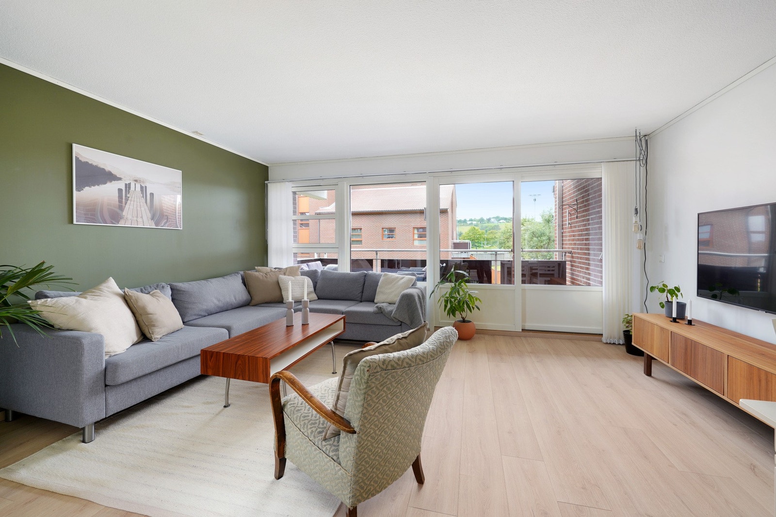 Pent, lyst gulv og moderne farger. Galleribilde