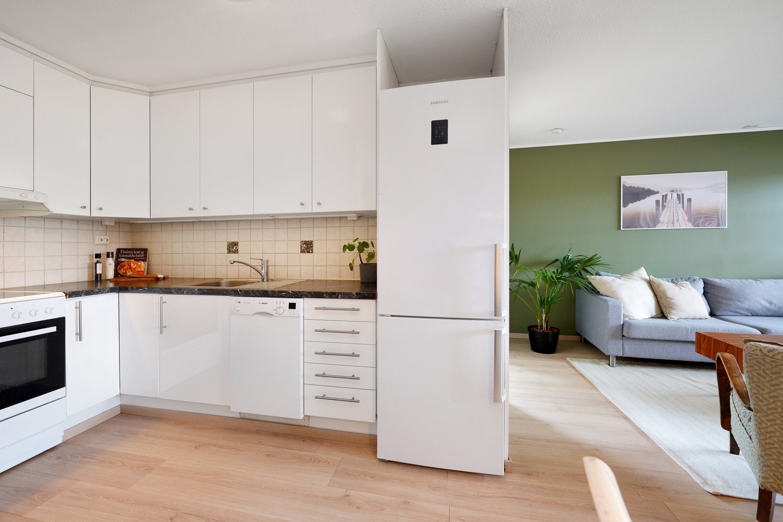 Godt med skapplass på kjøkkenet. Galleribilde