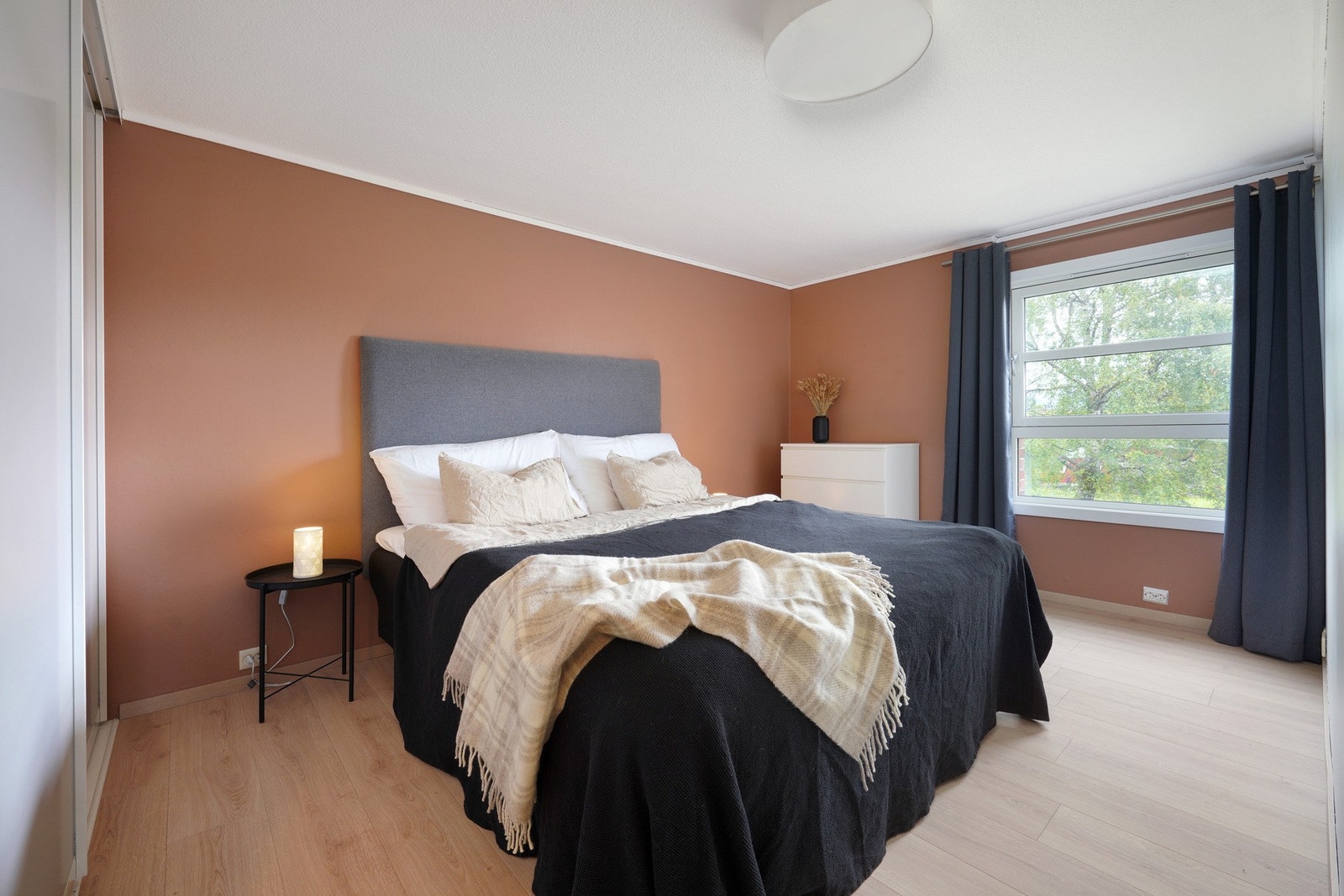 Romslig soverom med skyvedørsgarderobe. Galleribilde