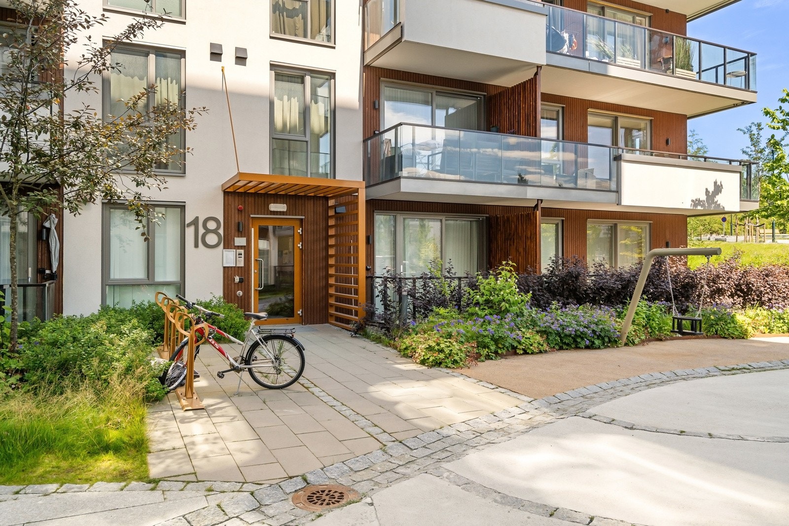 Blokken har en innbydende fasade og et vel gjennomført inngangsparti. Galleribilde