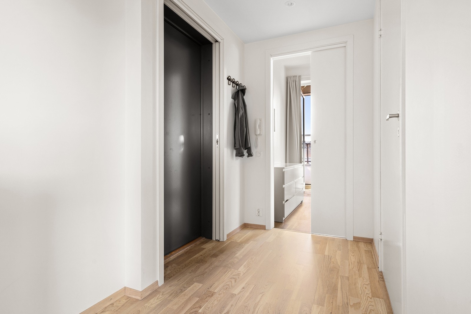 Velkommen inn! Praktisk èntre hvor man kan henge fra seg yttertøy. Galleribilde