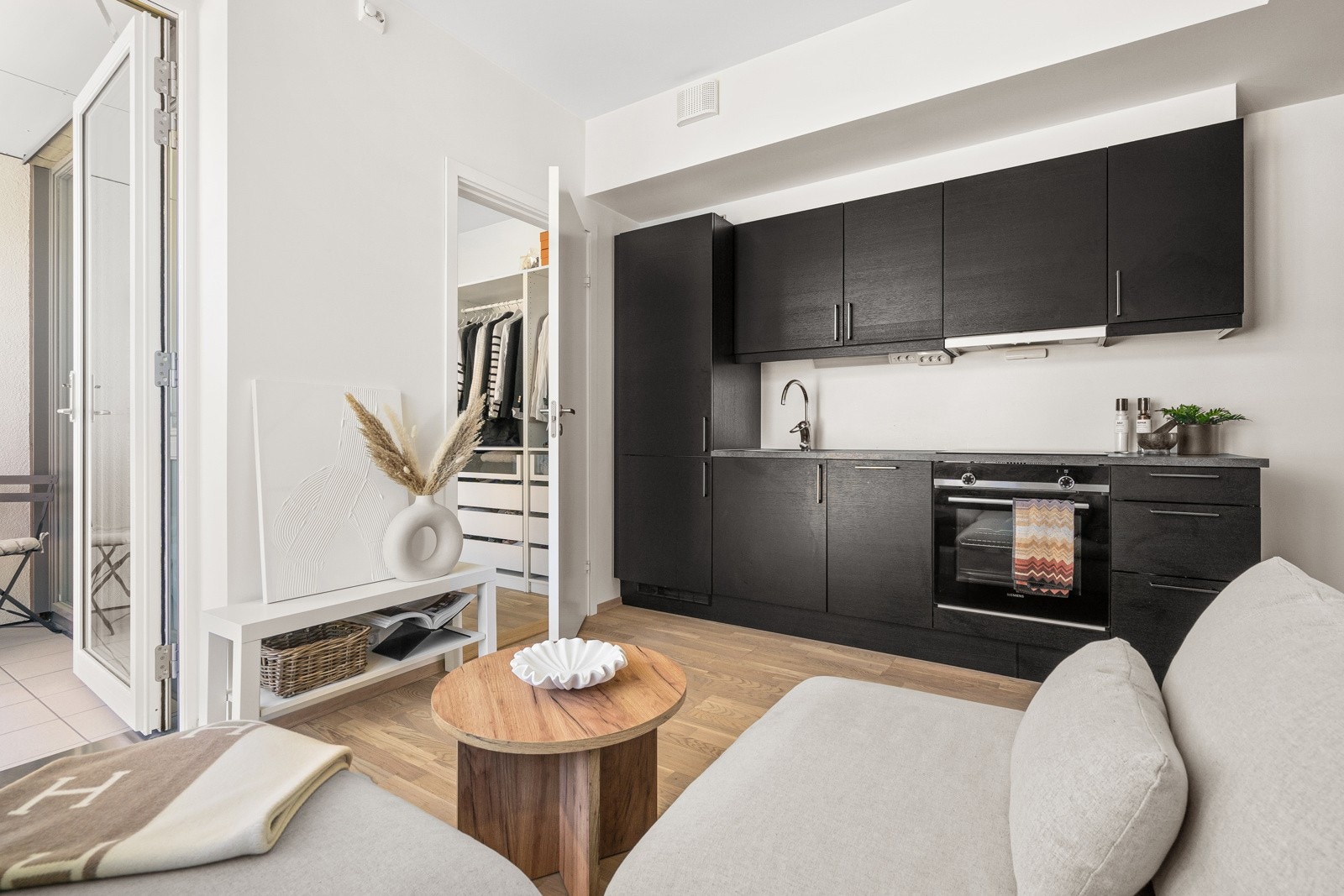 Lekkert kvalitetskjøkken fra HTH og hvitevarer fra Siemens. Galleribilde