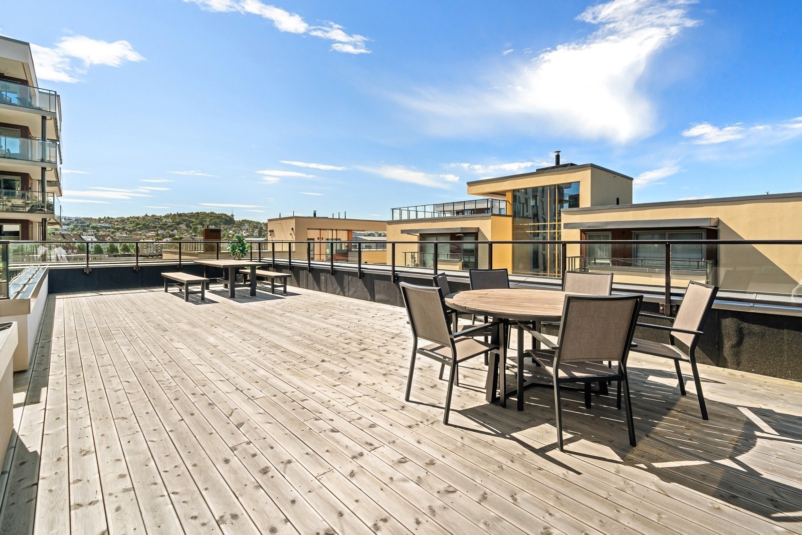 Sameiets felles takterrasse med strålende solforhold. Galleribilde