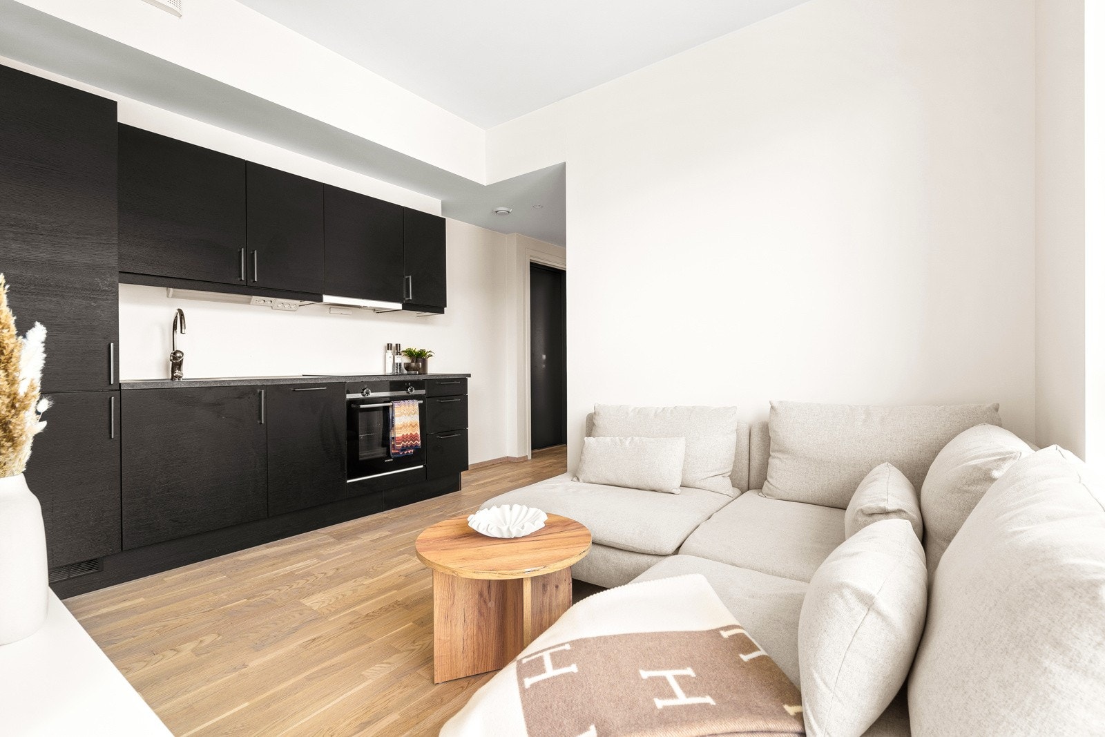 Åpen stue-/kjøkken løsning legger til rette for sosiale sammenkomster med god mat og hyggelig samvær. Galleribilde