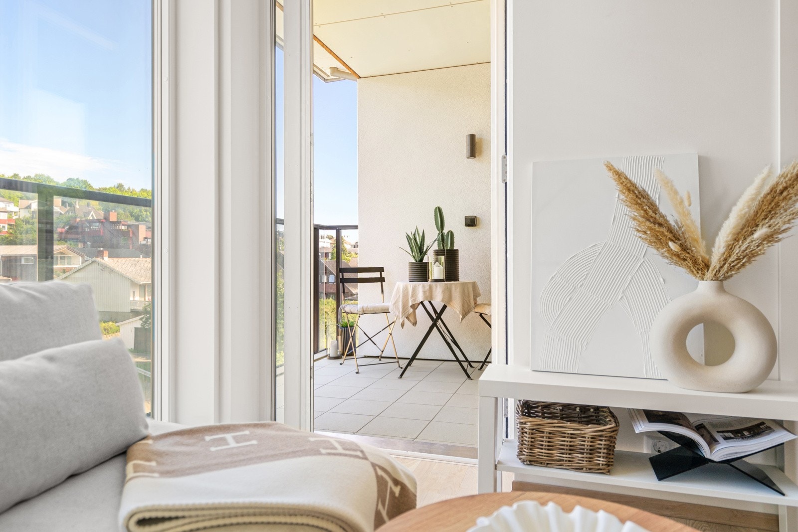 Fra stuen er det utgang til èn av to private balkonger som tilhører leiligheten. Galleribilde