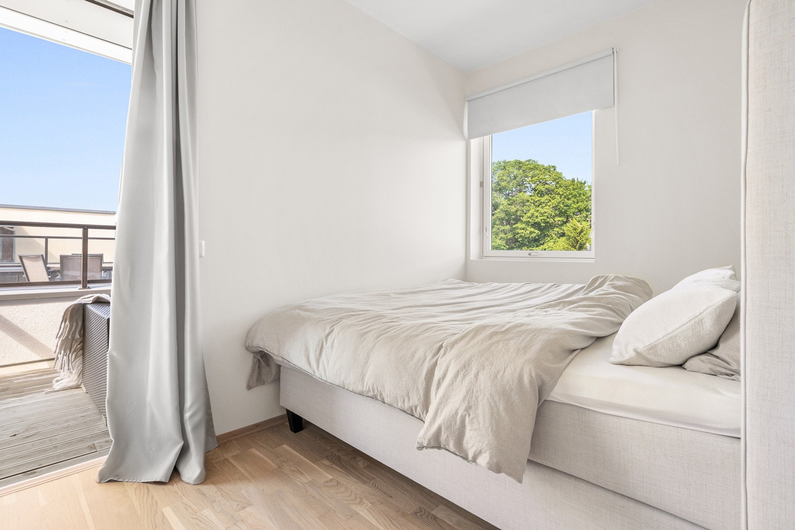 På soverom 1. kan man enkelt få plass til en stor seng og annet møblement. Galleribilde