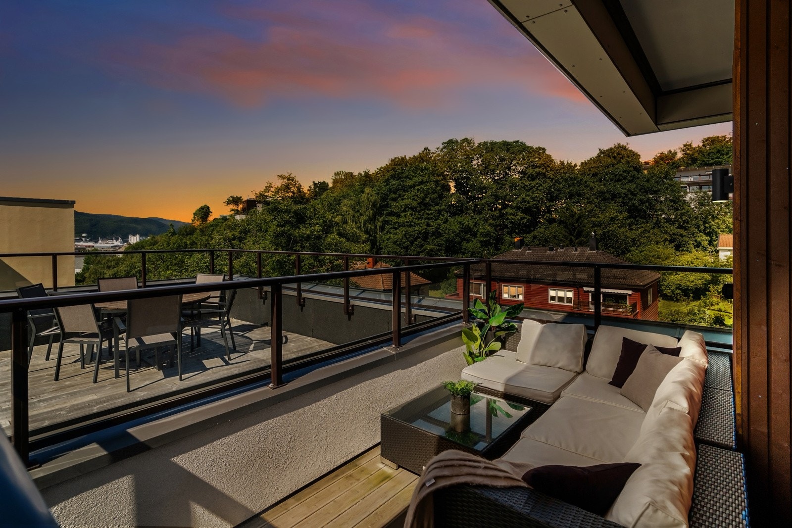 Leiligheten har to private balkonger på 5 m² og 8 m² med fantastisk solforhold og nydelig utsikt. Her kan man nyte solen til den går ned. Galleribilde