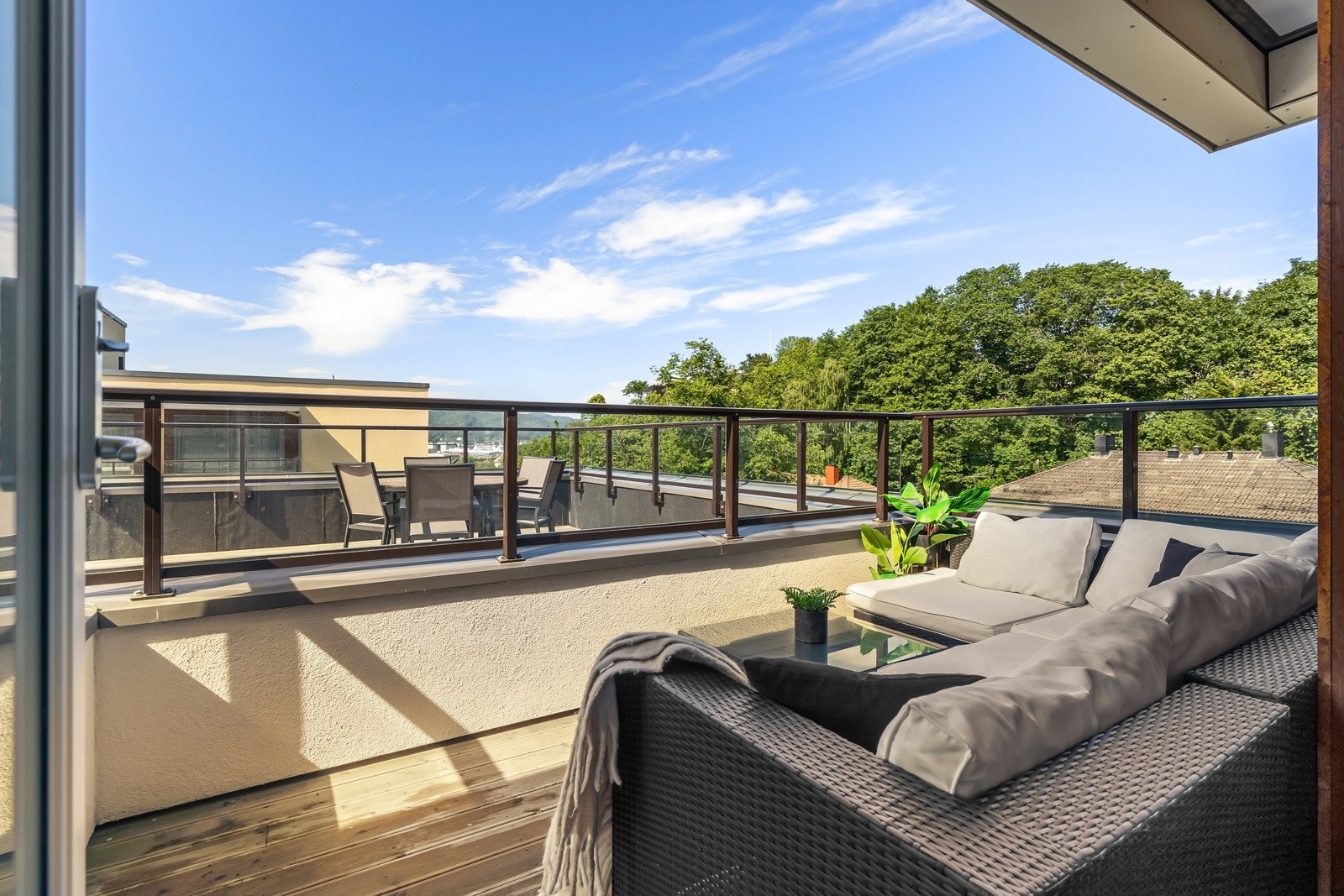 Takterrassen er på 8 m² og har god plass til ønsket møblering. Denne uteplassen er perfekt for avslappende stunder, hyggelige måltider og sosiale sammenkomster. Galleribilde