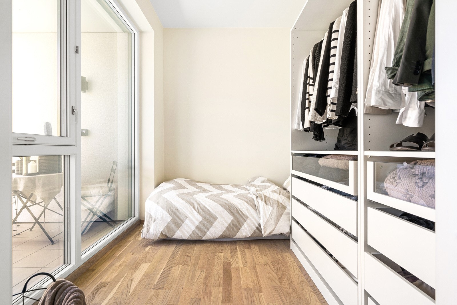 Det andre soverommet på ca. 6 m² har plass til både seng og garderobe, og er ideelt som barnerom, kontor, walk-in closet, eller for utleie til en bekjent. Galleribilde