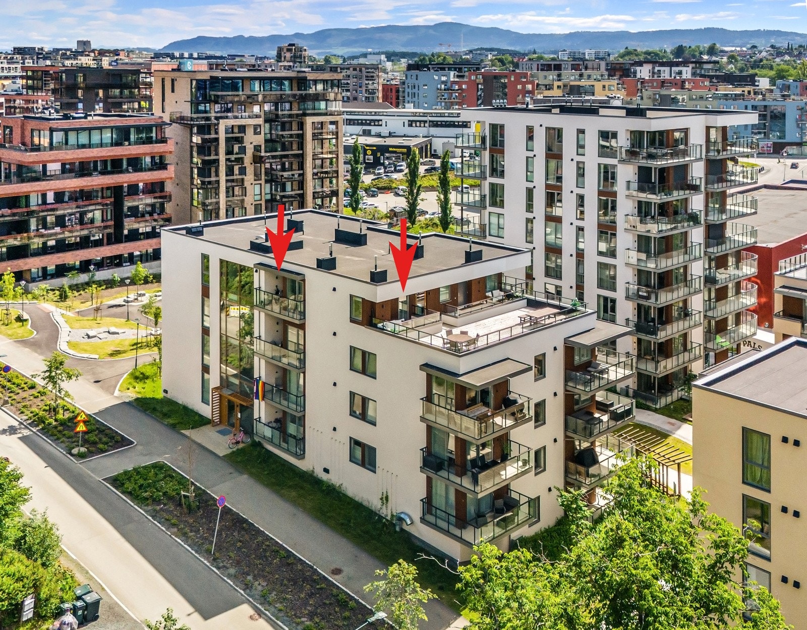En lekker 3-roms toppleilighet på populære nyhavna fra 2022. Boligen har 2 soverom og ligger svært sentralt til. Det er gangavstand inn til Trondheim sentrum hvor man finner alt Trondheim har å tilby. Galleribilde