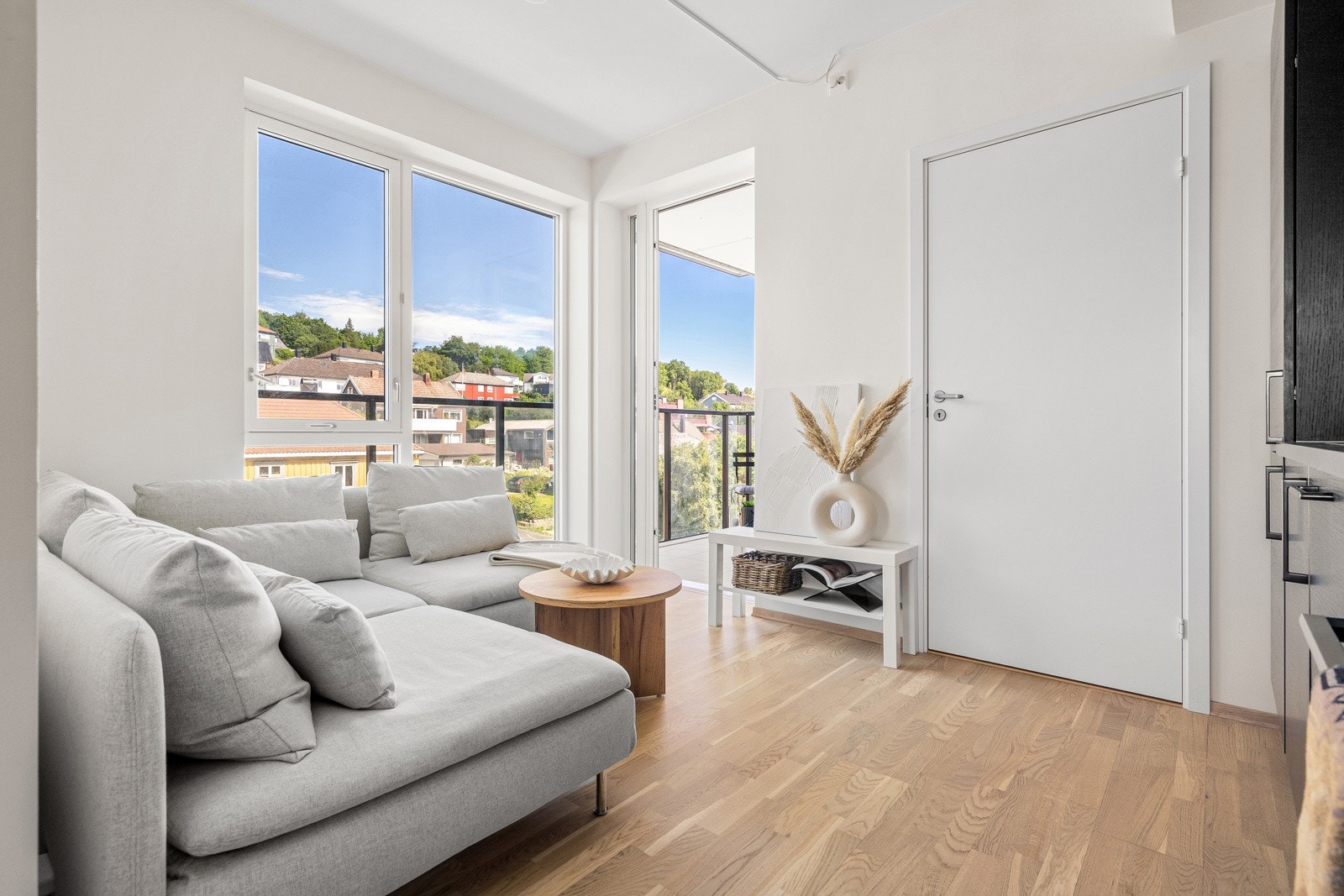 Leiligheten er malt i nøytrale og tidløse farger, dette gjør det enkelt å sette sitt personlige preg på interiør. Galleribilde