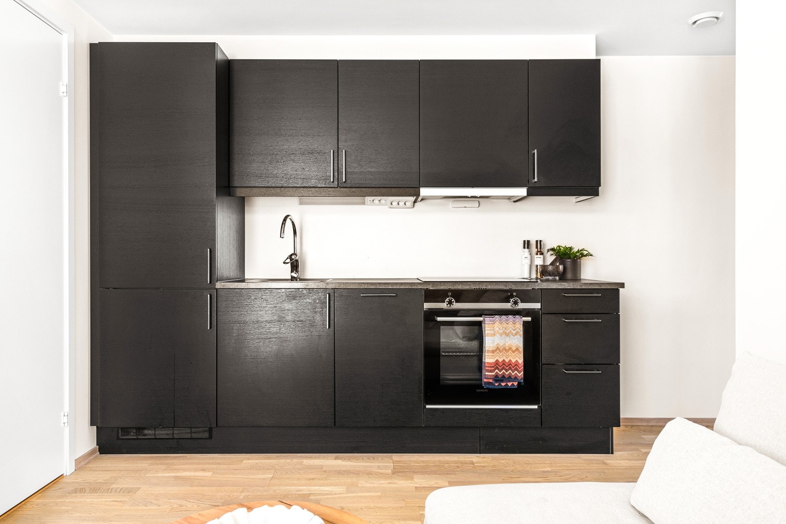 Kjøkkenet er utstyrt med integrert stekeovn, platetopp, oppvaskmaskin og kjøleskap med fryser Galleribilde