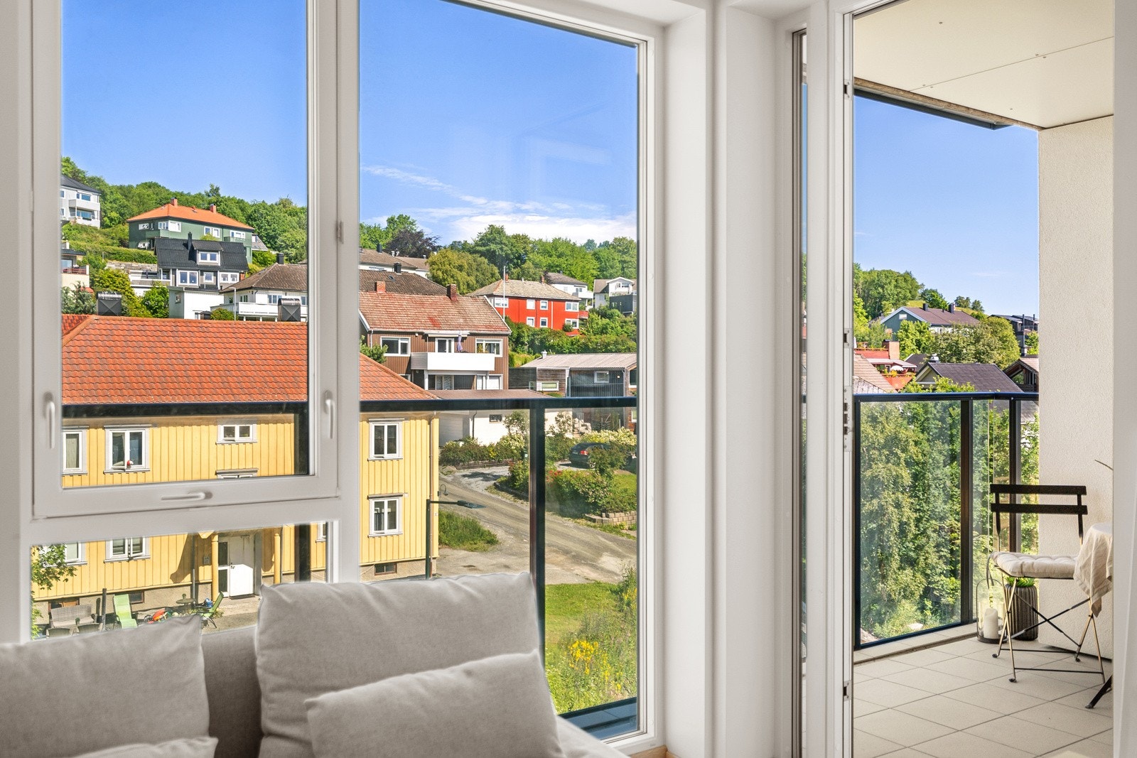 Store vindusflater sørger for rikelig med naturlig lysinnslipp. Galleribilde