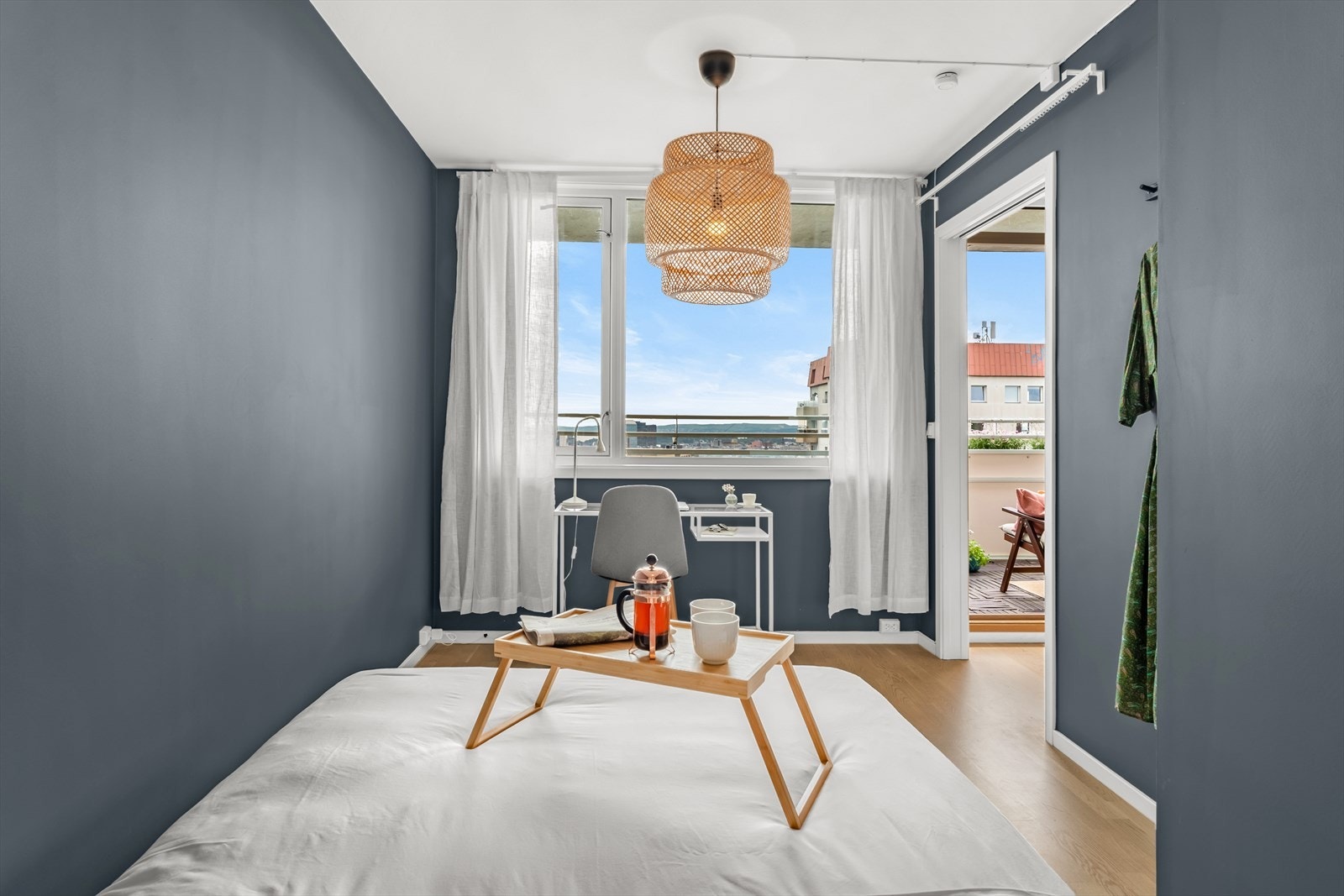 Soverommet er malt i en behagelig blåfarge med pent 3-stavs parkettgulv. Galleribilde