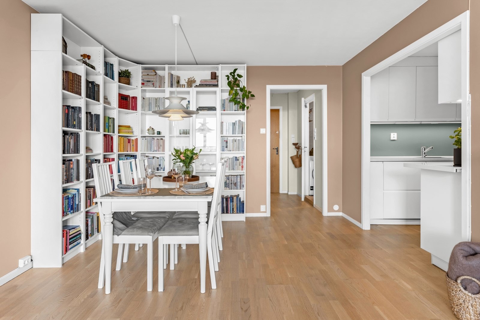 Det er god plass til å invitere til en hyggelig middag rundt spisebordet! Galleribilde