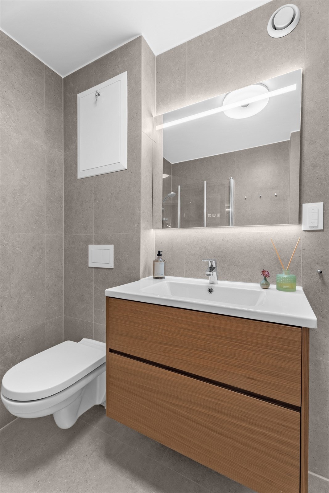 Badet har elektrisk gulvvarme og rommet er tilkoblet mekanisk avtrekksventil til felles luftekanal. Galleribilde