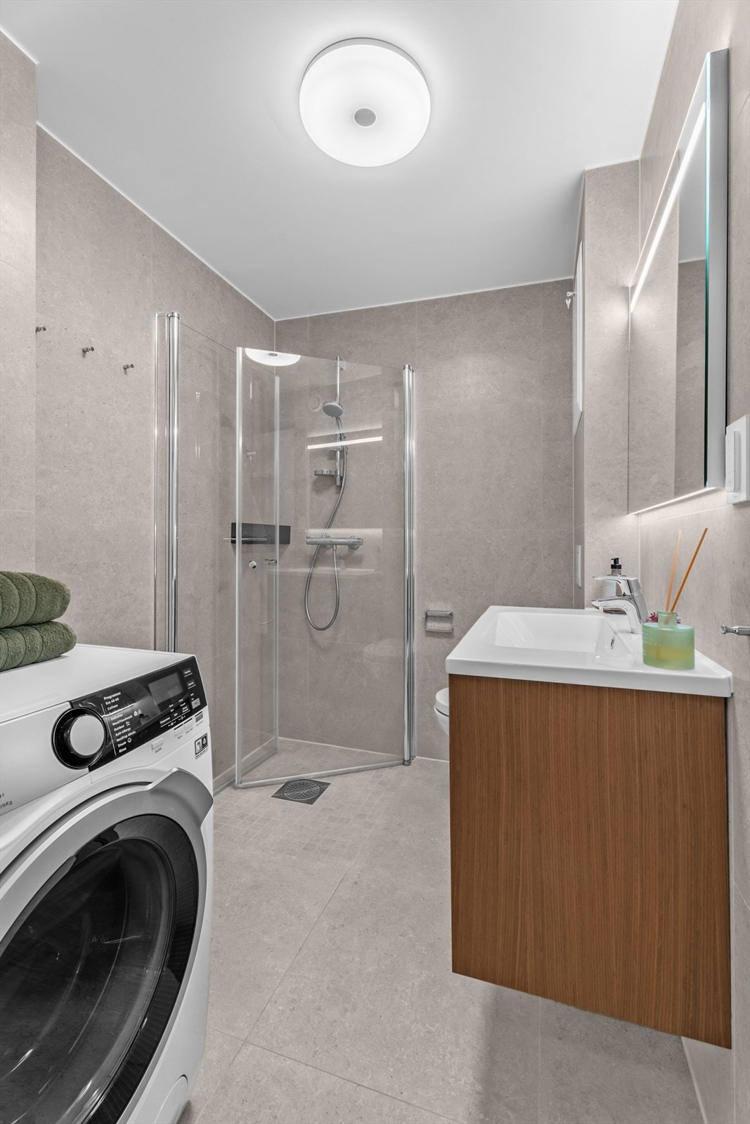 Badet er utført med svært delikate fliser og moderne og tidsriktige farge- og materialvalg. Galleribilde