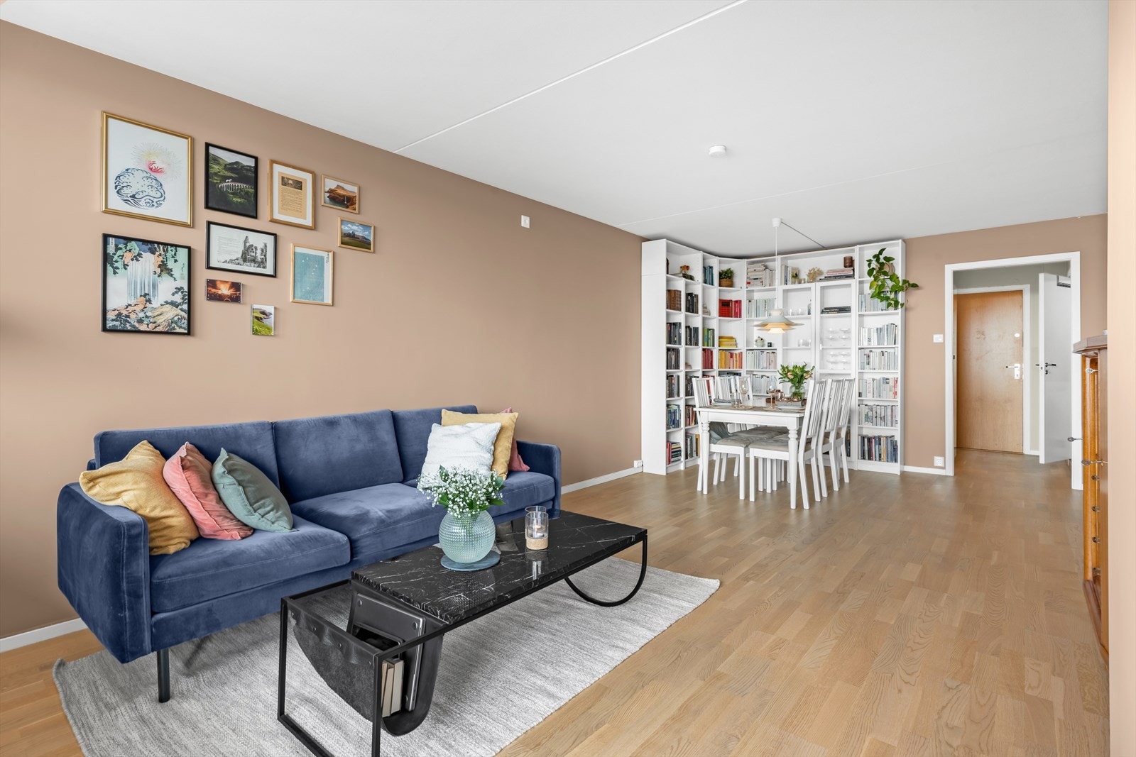 Rommet har flere innredningsmuligheter med god plass til sofa, tv-møbler, spisebord og annet ønsket møblement. Galleribilde
