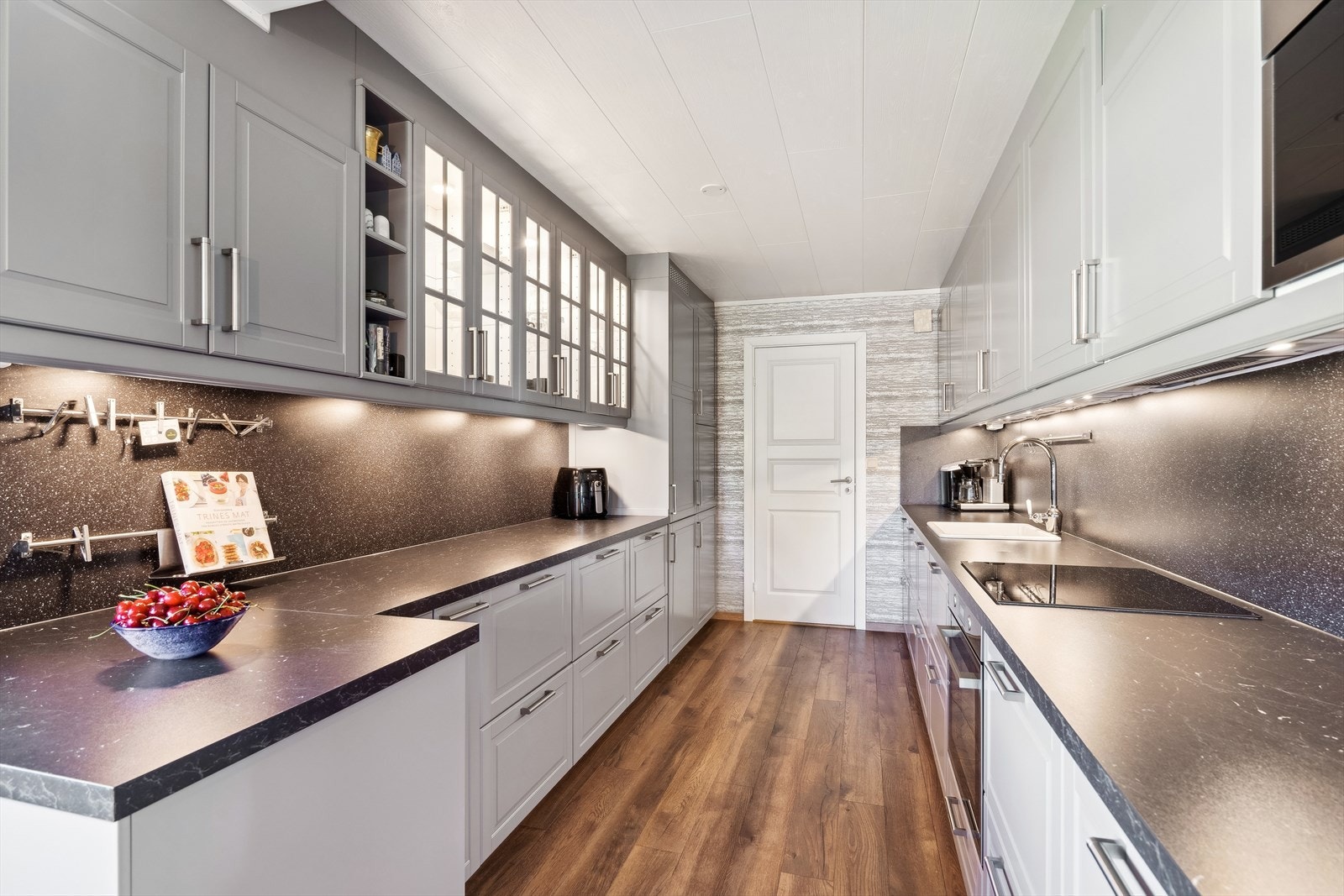 Kjøkkenet er oppgradert i 2021 og har en moderne stil. God benkplass, profilerte fronter med over og underskap. Integrert kjøleskap, frys, platetopp, ovn og oppvaskmaskin. Galleribilde