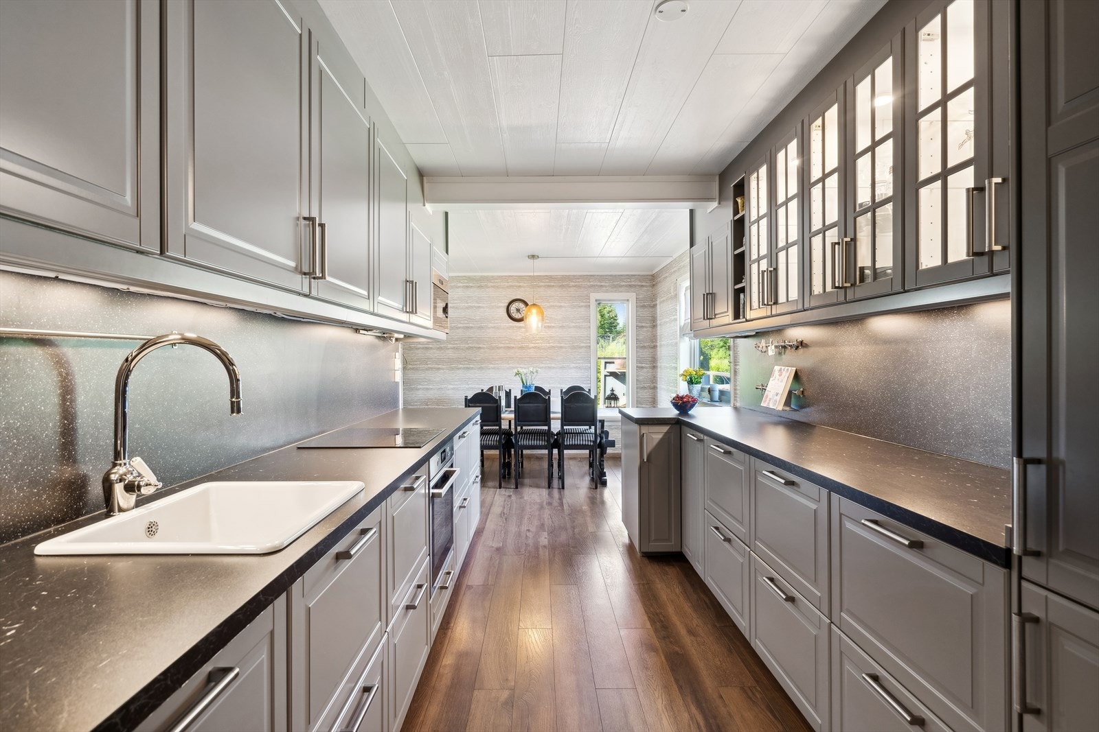 Moderne nytt kjøkken fra 2021 med profilerte grå fronter Galleribilde