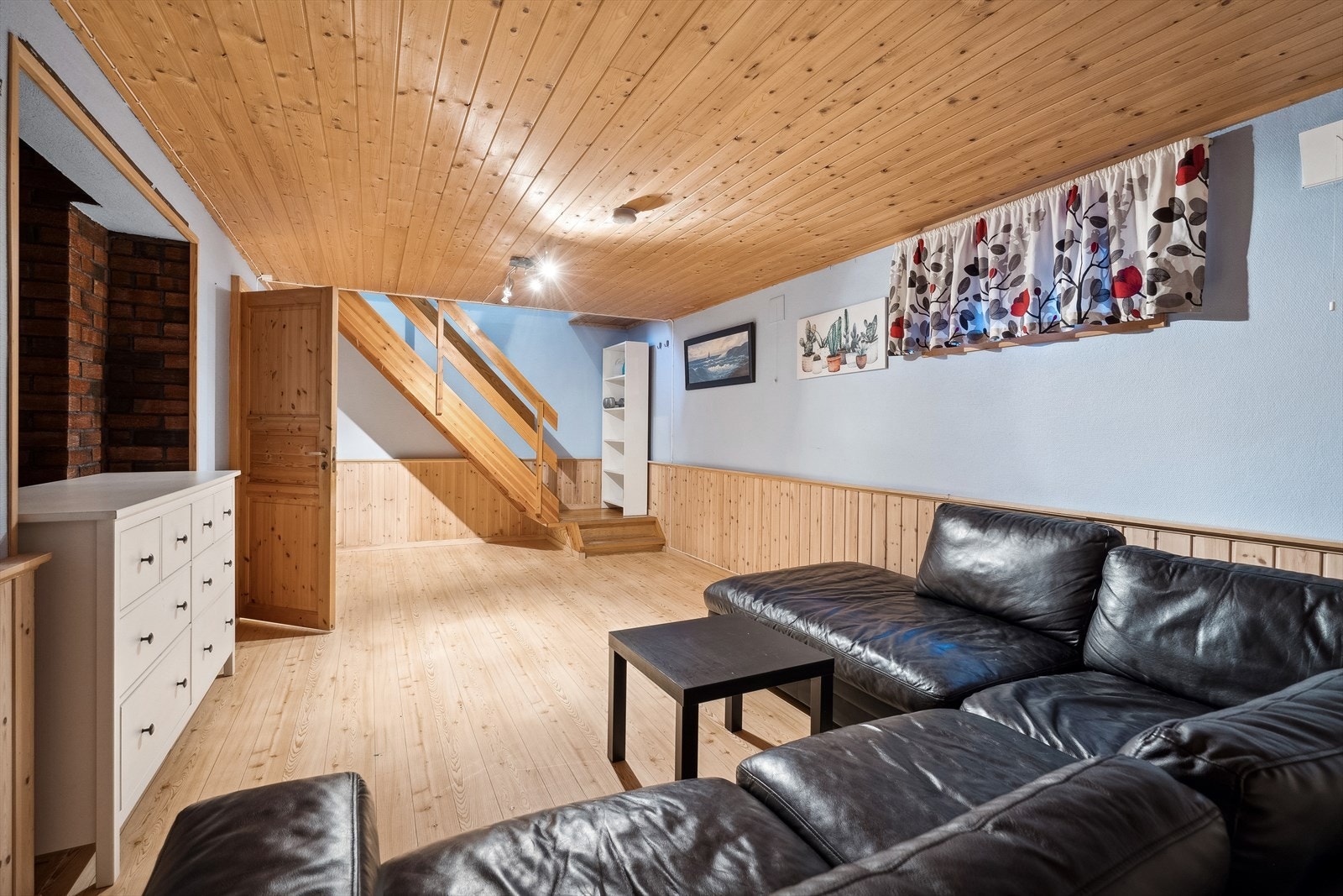 Stue i under etasjen med romslig plass for alt av aktiviteter Galleribilde
