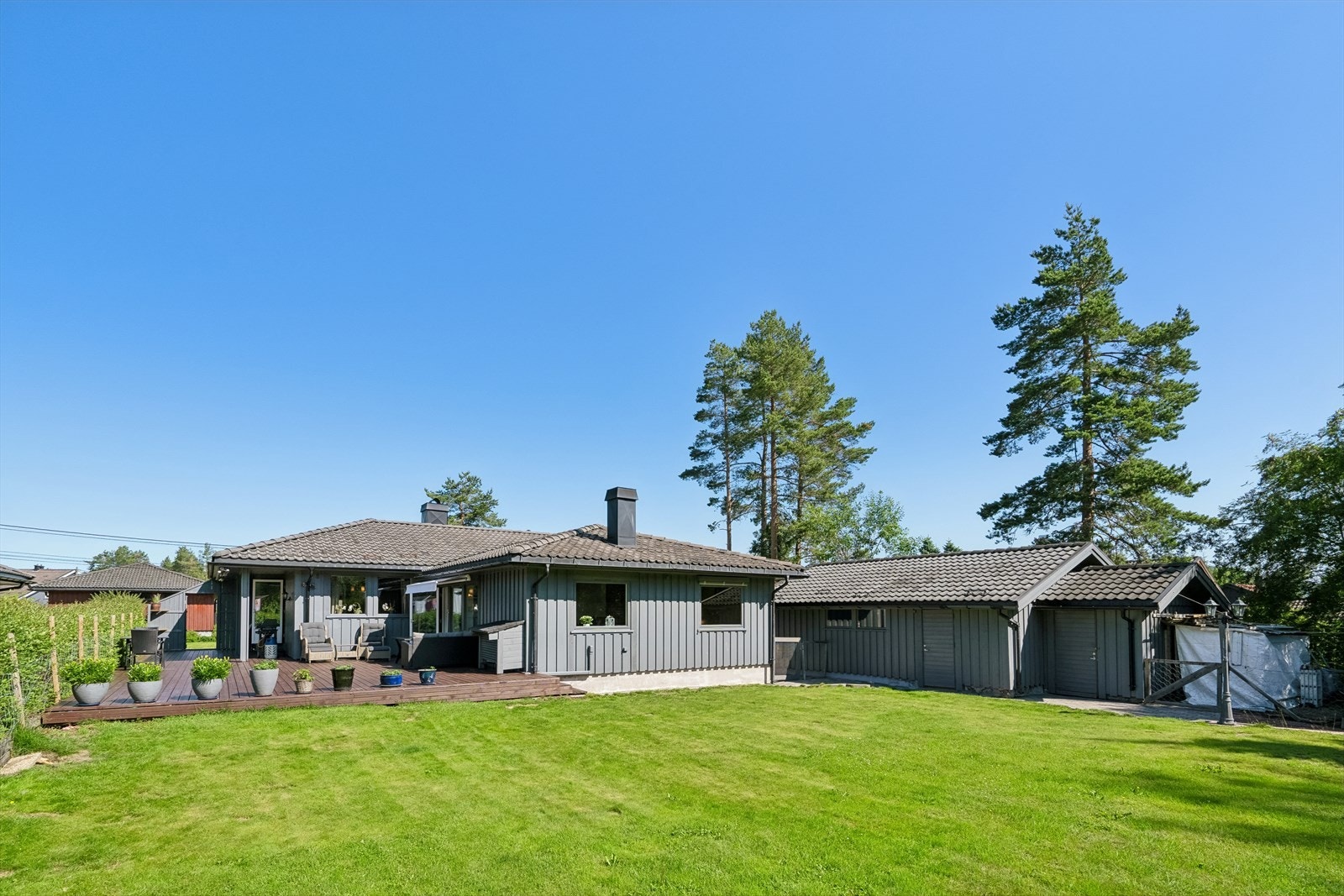 Det er stor og flat hage med en flott terrasse fra 2021. Hele huset, garasjen og uthus er nymalt i 2021 Galleribilde