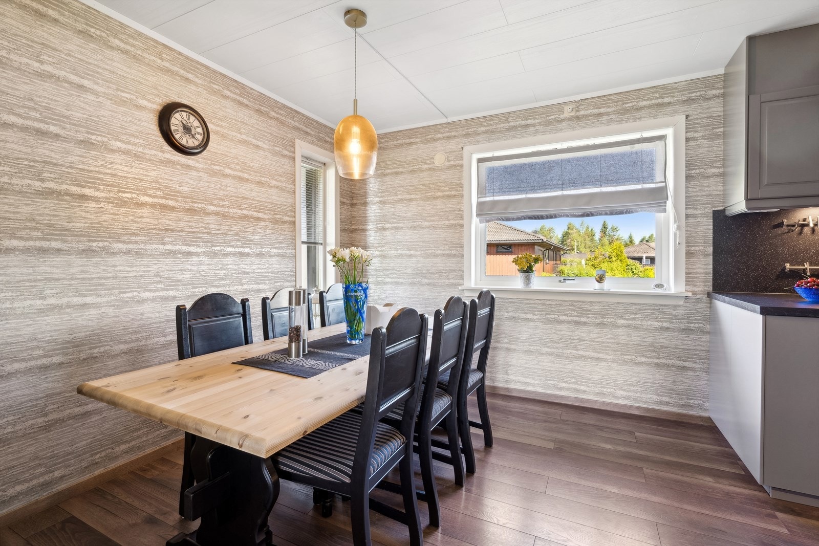 Spisestue er også oppgradert i 2021 sammen med kjøkken Galleribilde