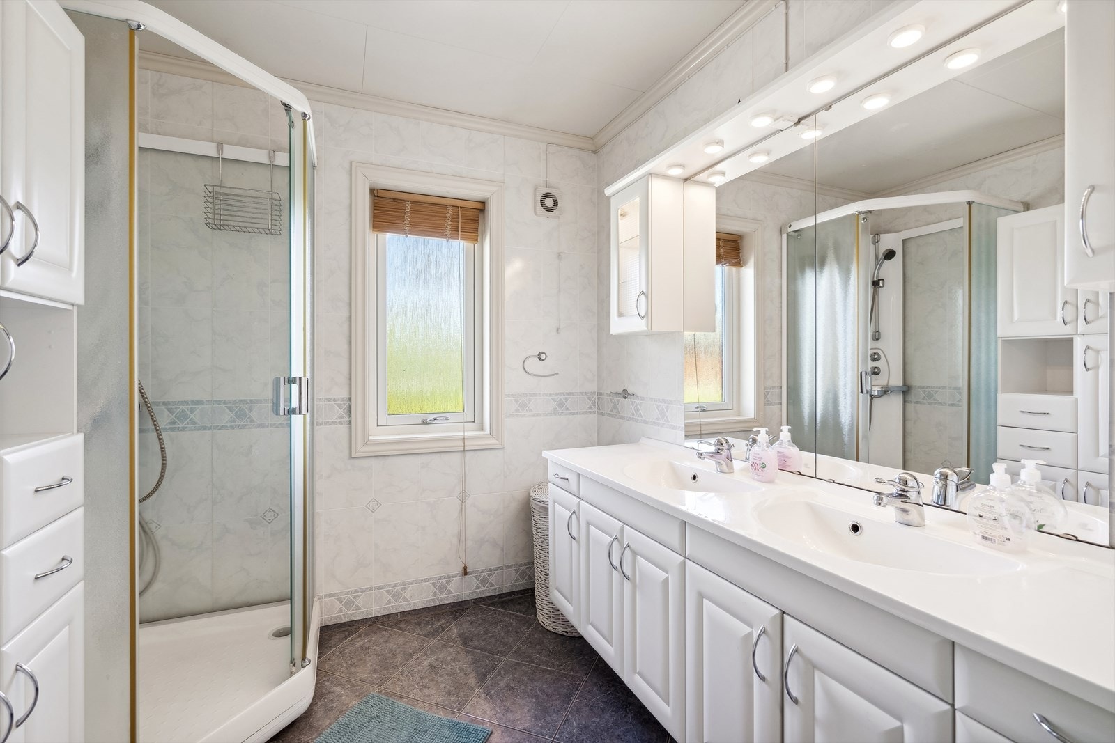 Bad med dobbel servant, dusjkabinett, toalett og ekstra skapplass Galleribilde