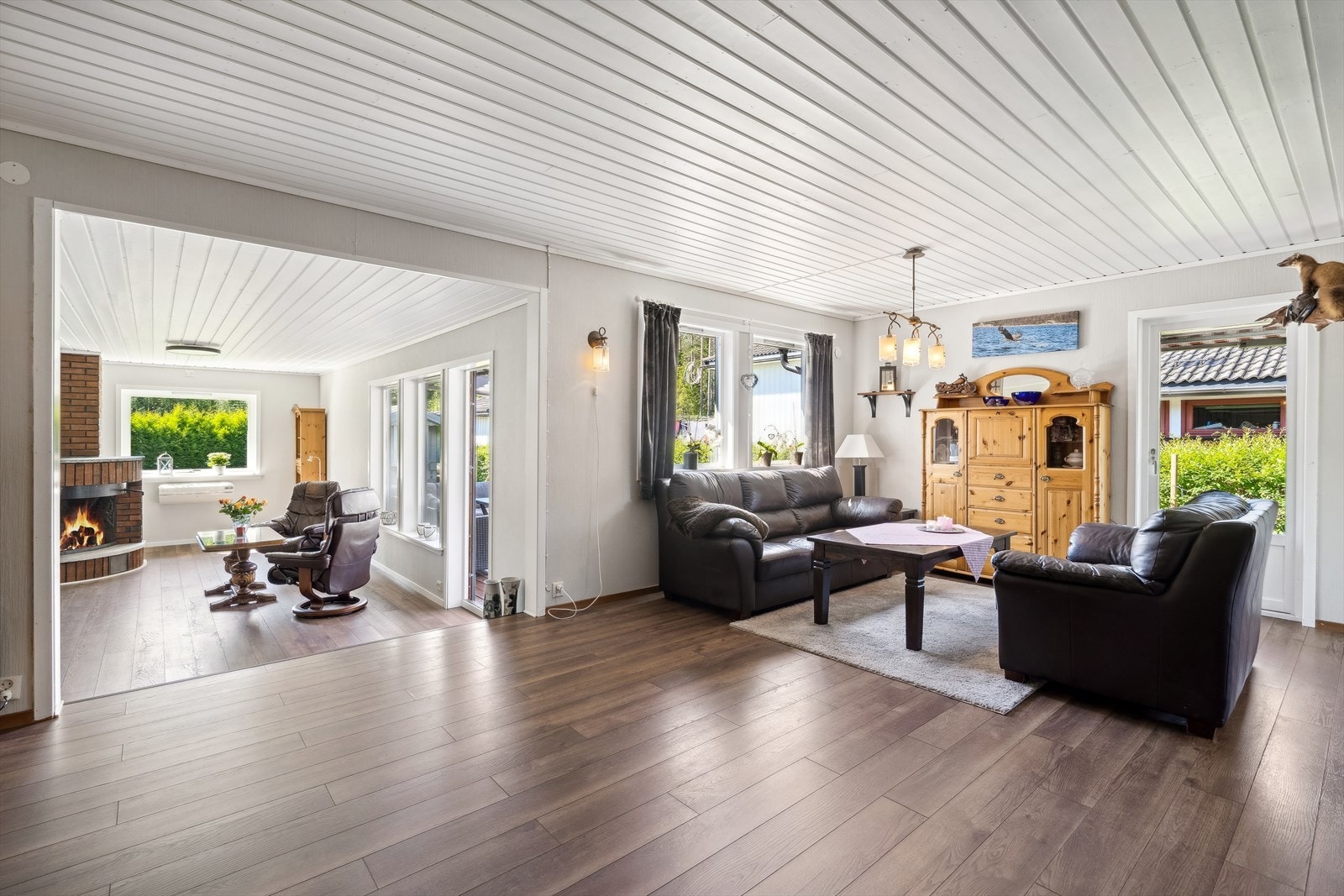 Stuen er delt inn i 2 deler, stuene har store vindusflater for å få inn så mye naturlig lys som mulig! Galleribilde