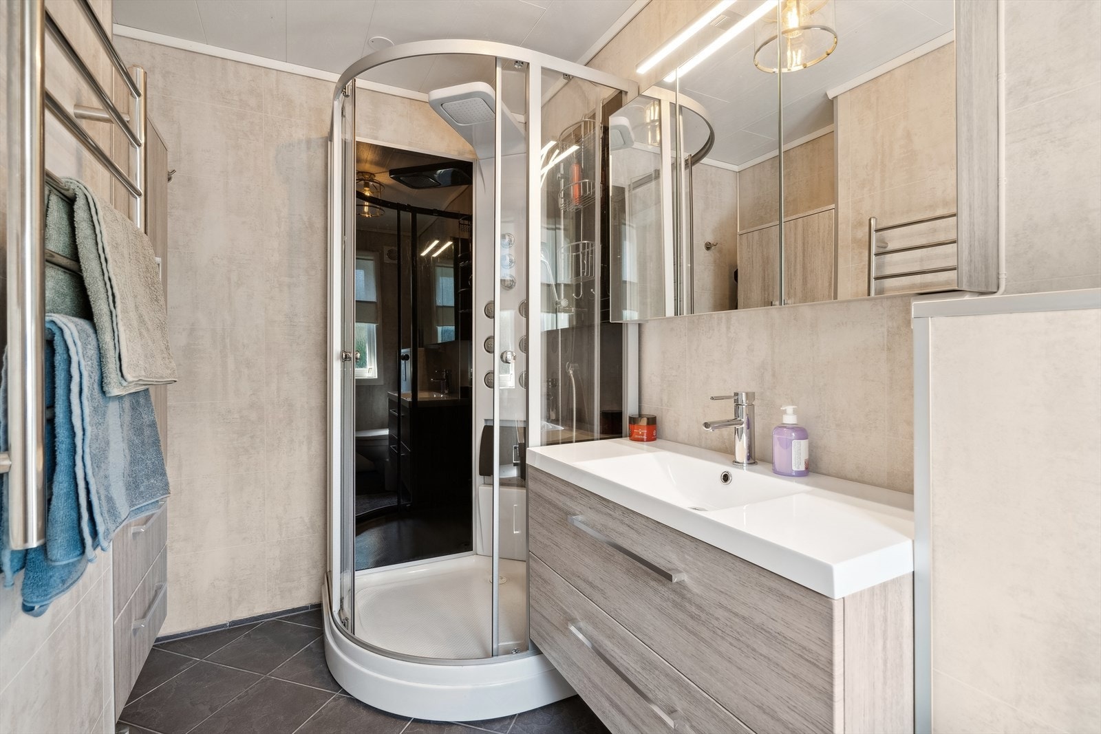 Bad renovert i 2019, nye fliser, varmekabler på gulvet og ny innredning Galleribilde