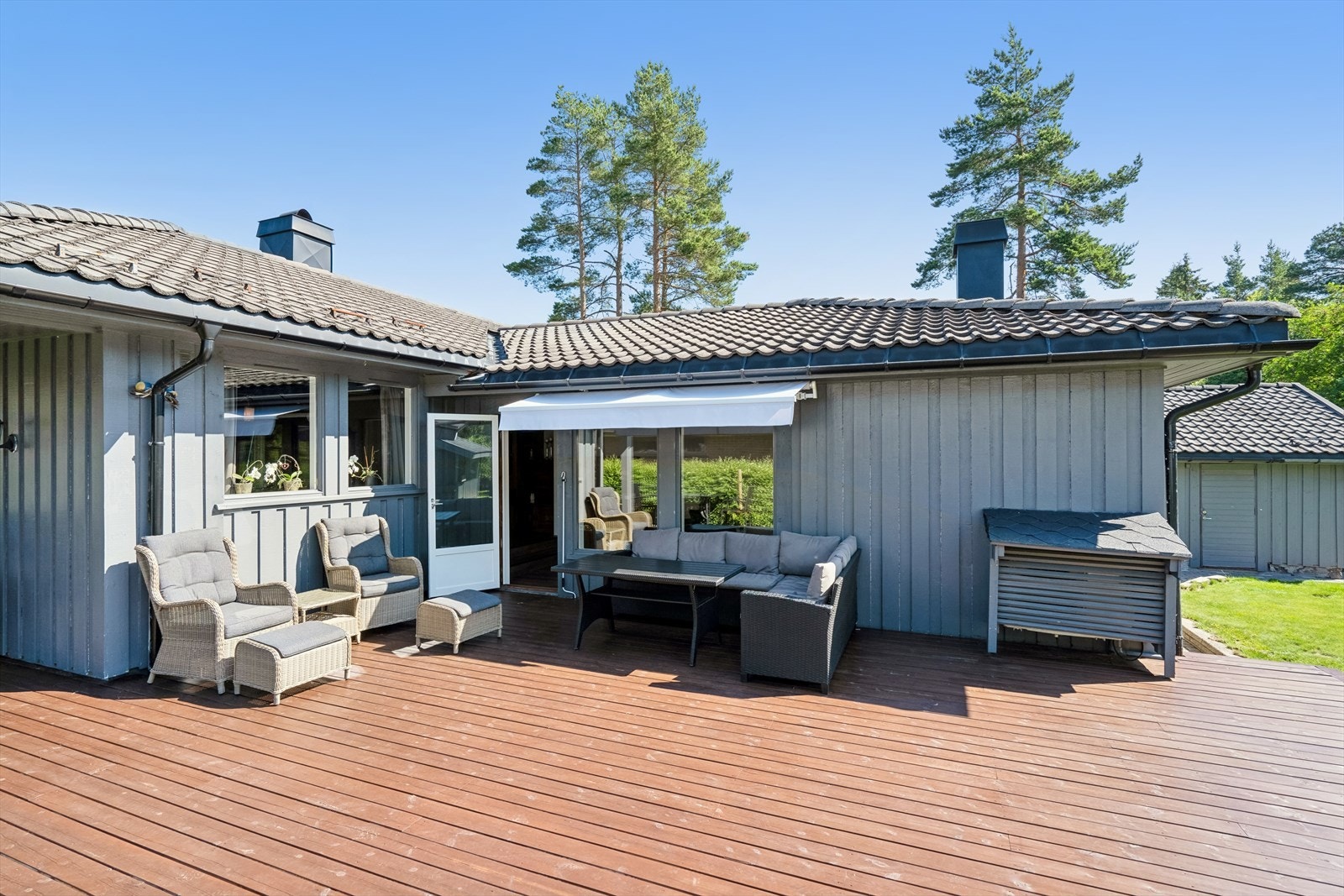 Sør-vest vendt terrasse med god plass og utrolig gode solforhold Galleribilde