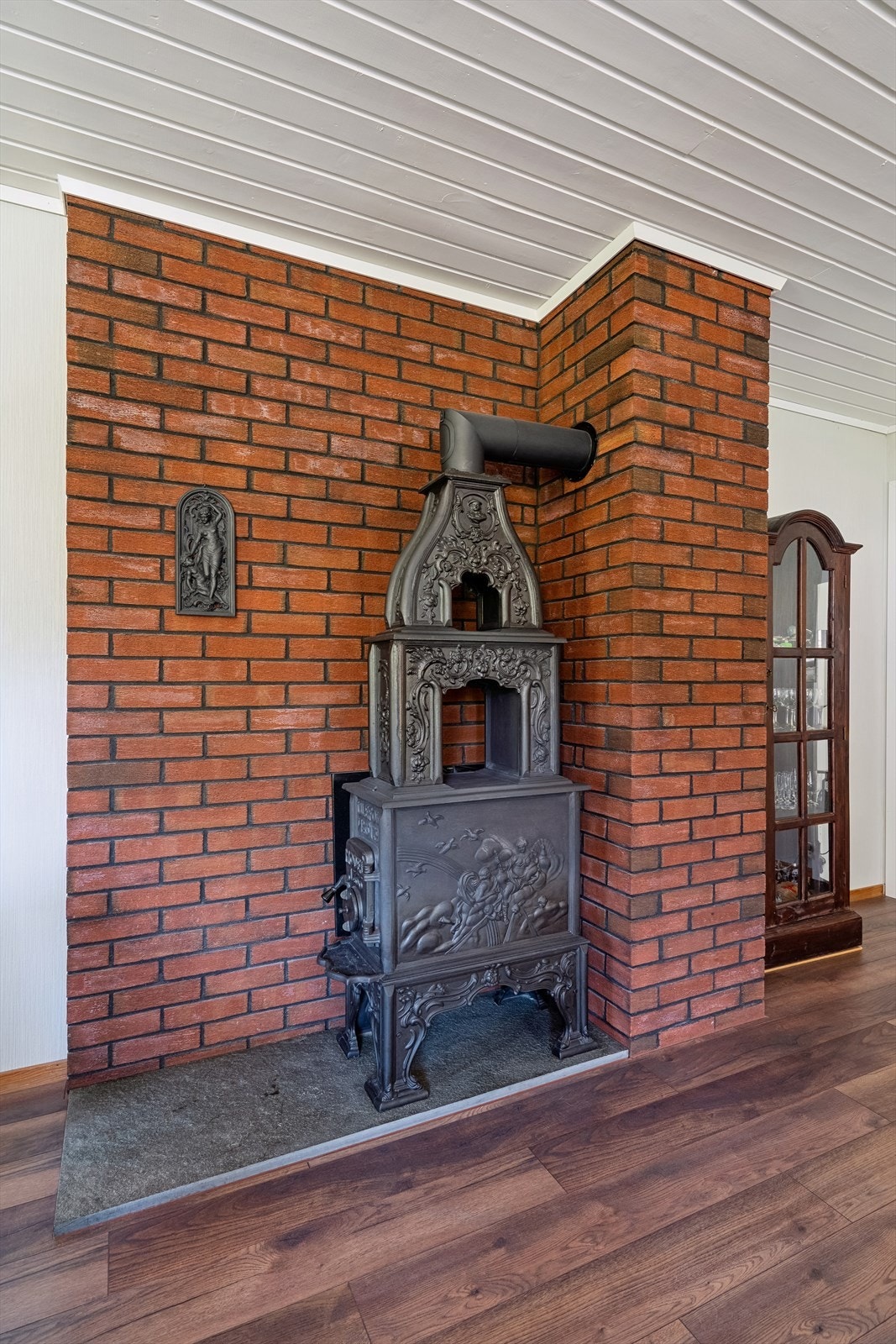 Flott murvegg i stuen med en nydelig vedovn Galleribilde