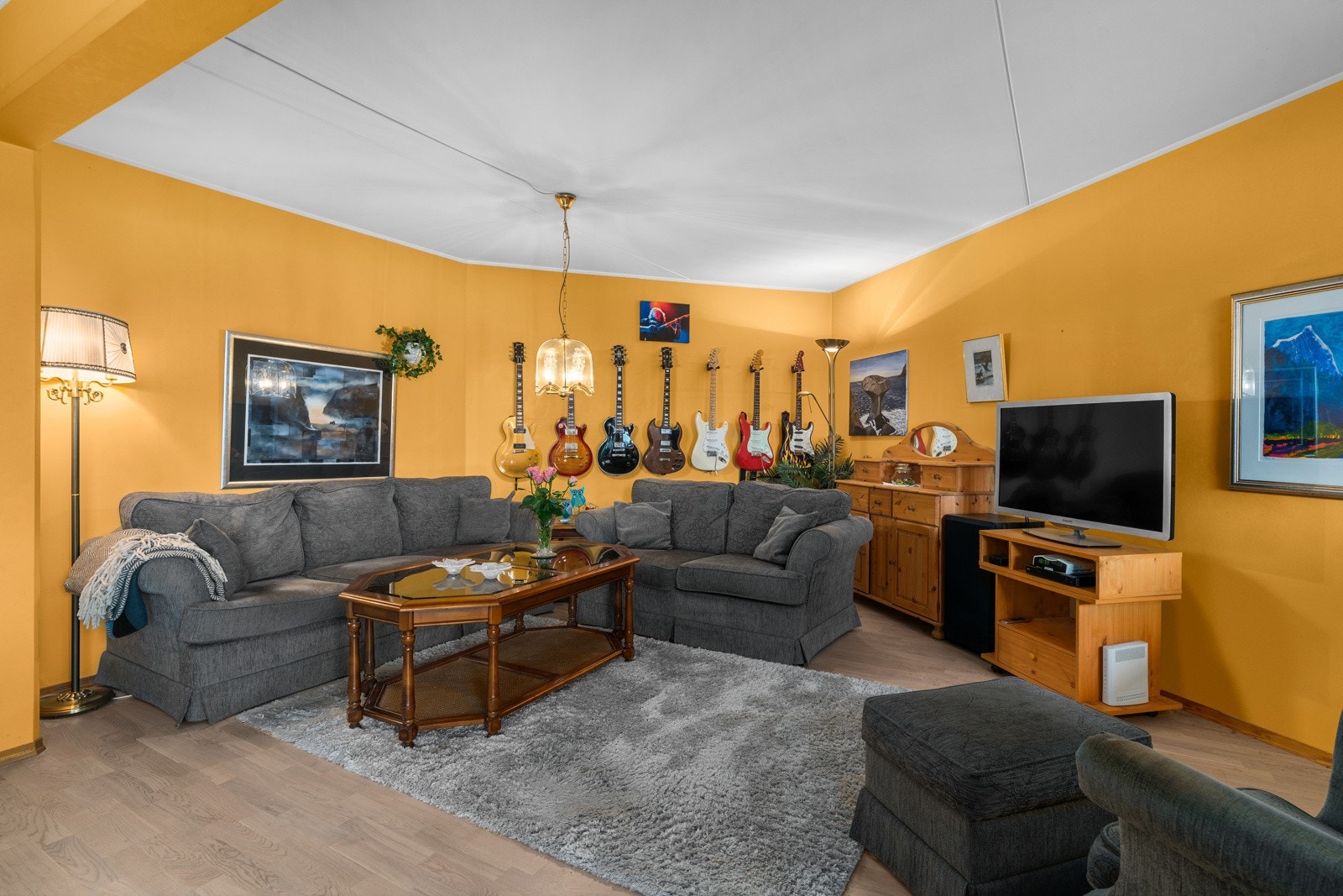 Det er gode møbleringsmuligheter i stuen. Galleribilde