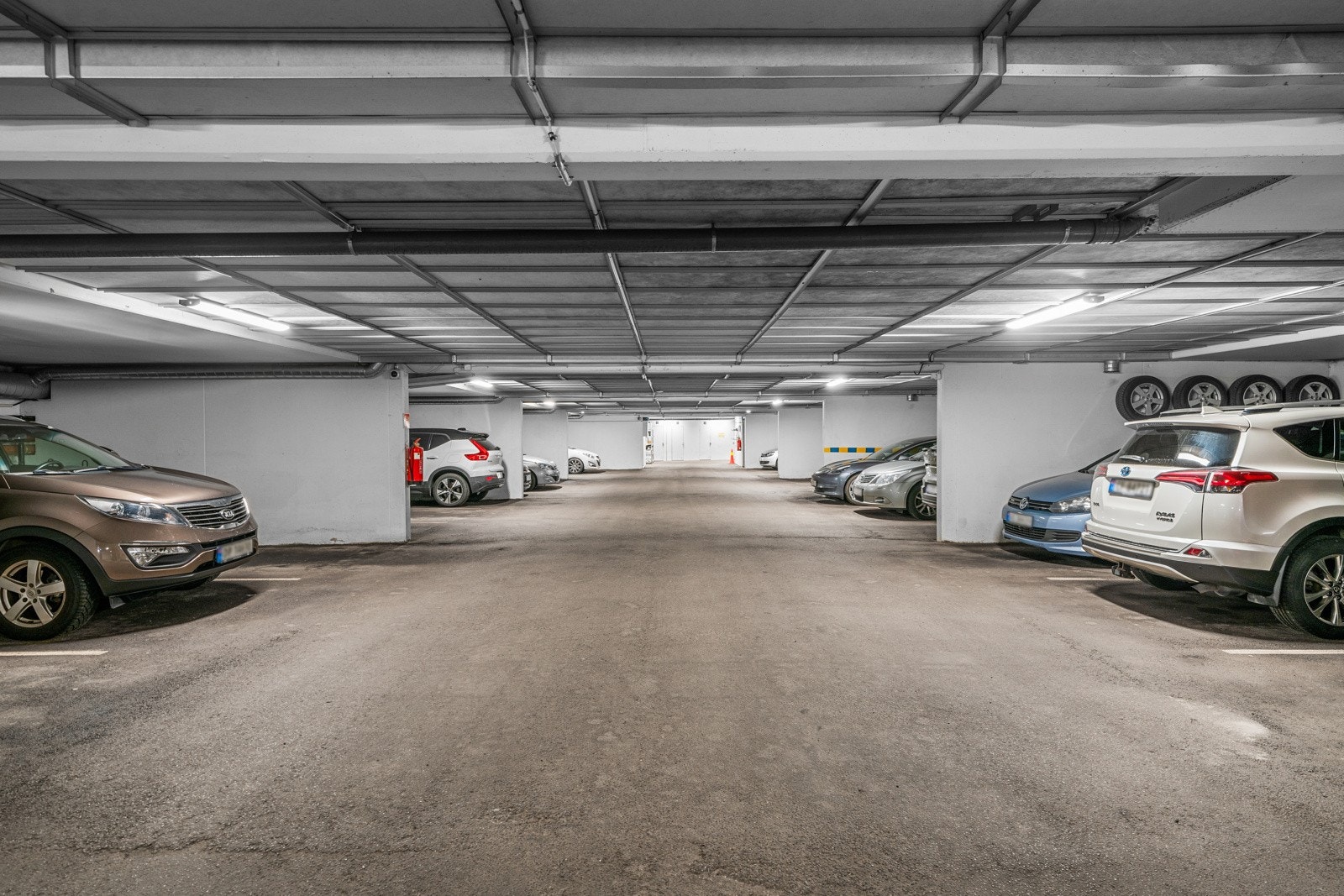 Garasjeplass medfølger og det er gjesteparkering i borettslaget. Galleribilde