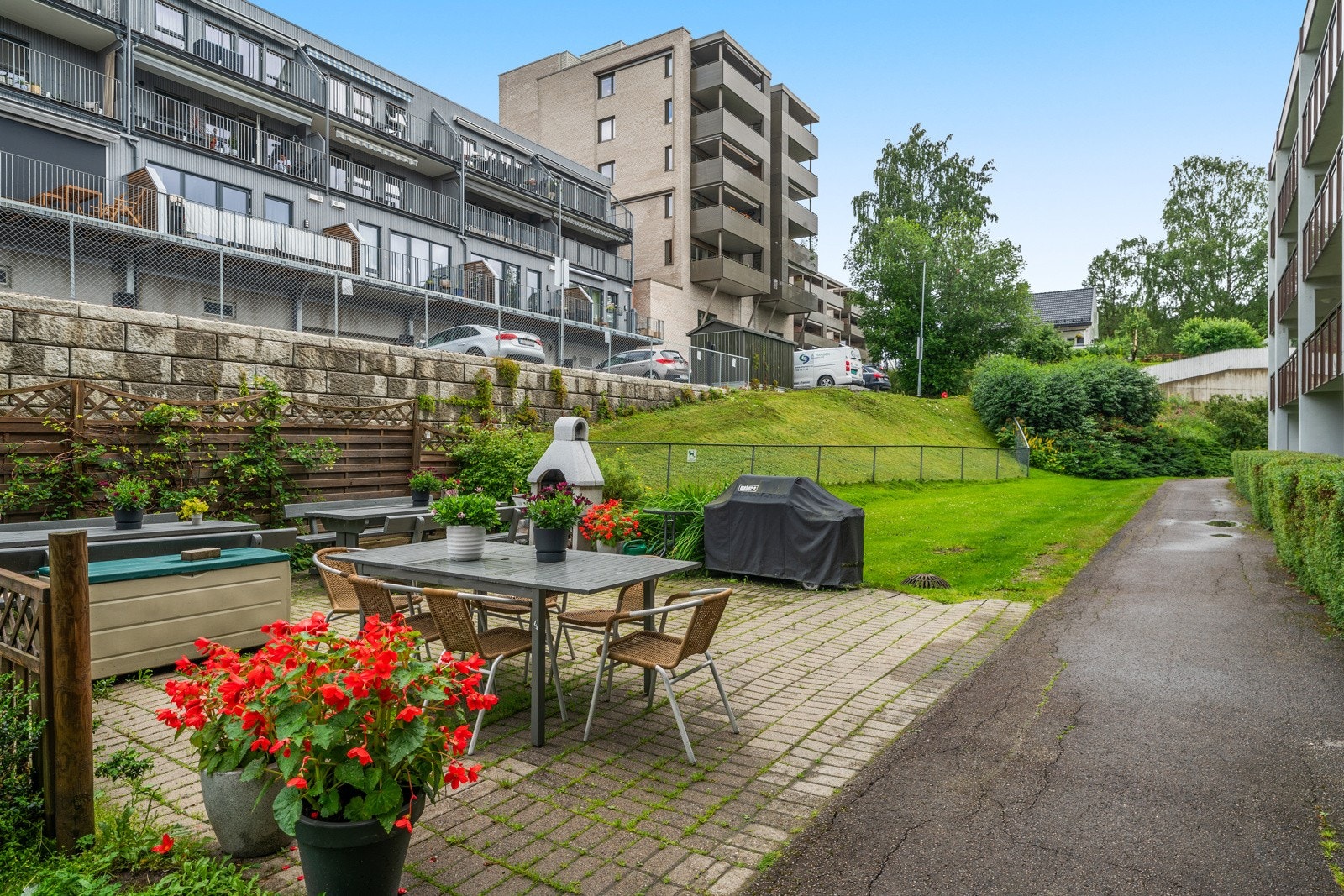 I tillegg er det et stort flott felles uteområde med sittegruppe og utepeis (grill). Galleribilde