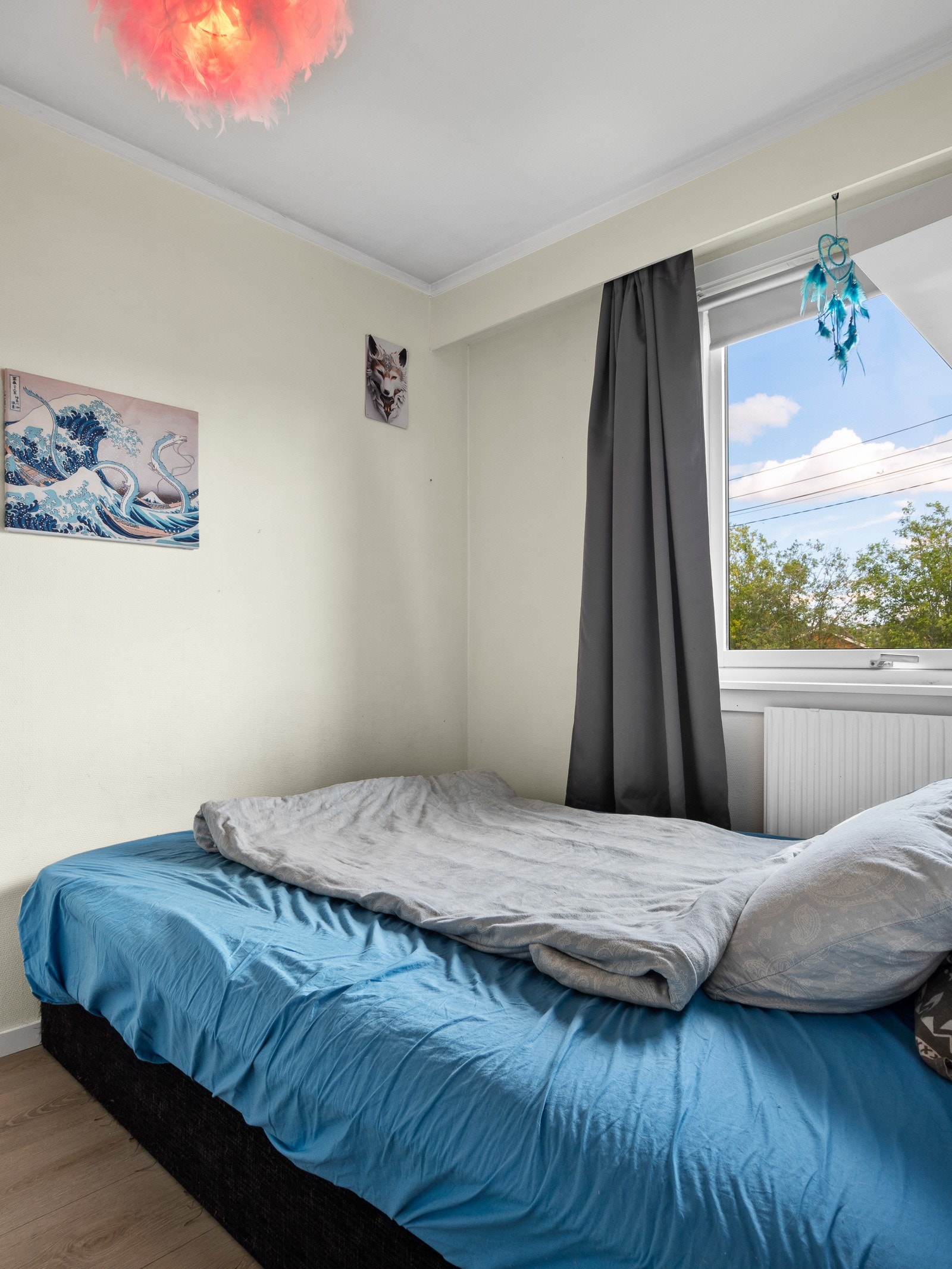 Soverommet har plass til seng og klesskap Galleribilde