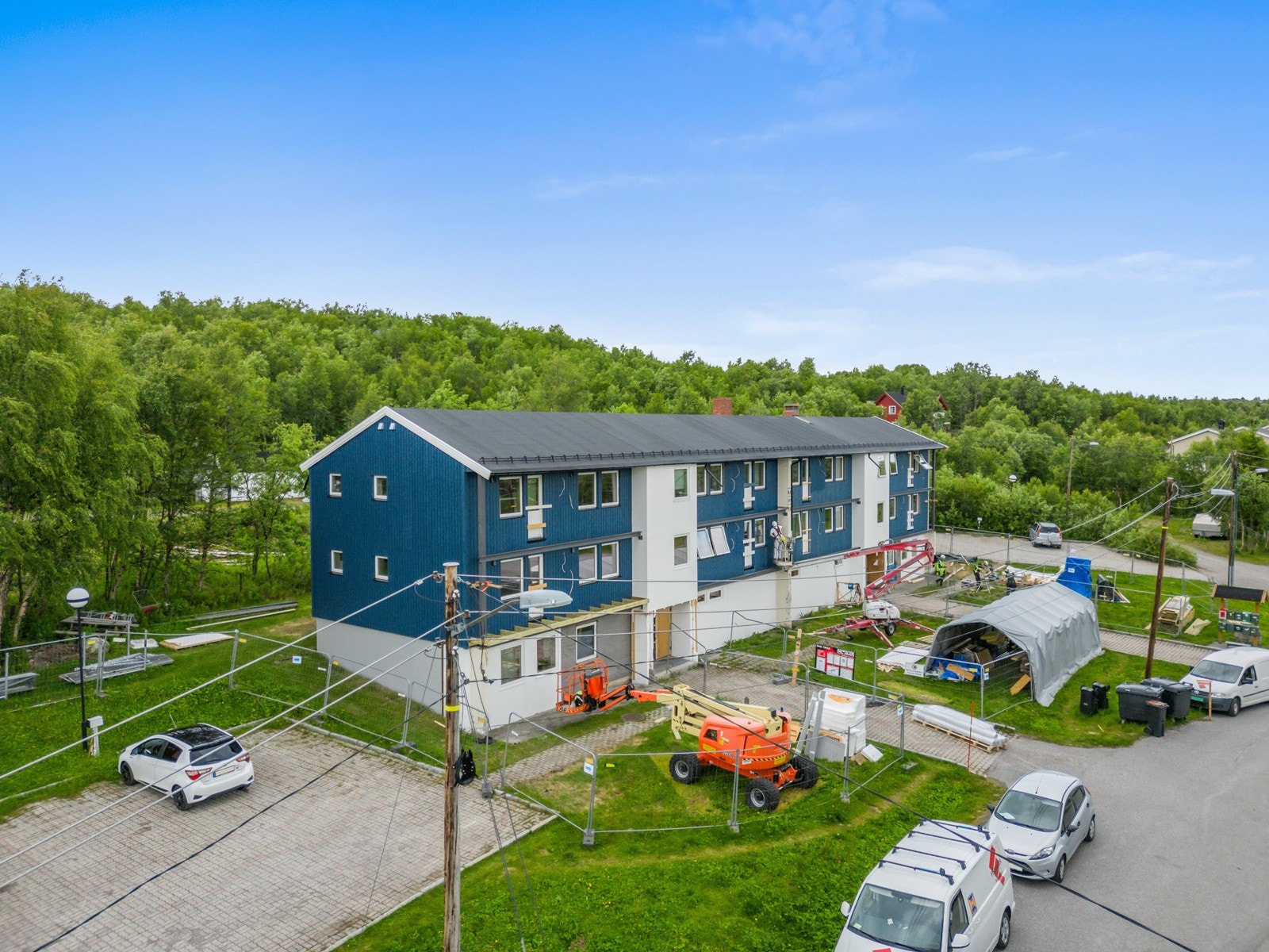 Arbeidet med renovering av fasadene er i full gang - bildet er av en blokk som er påbegynt Galleribilde