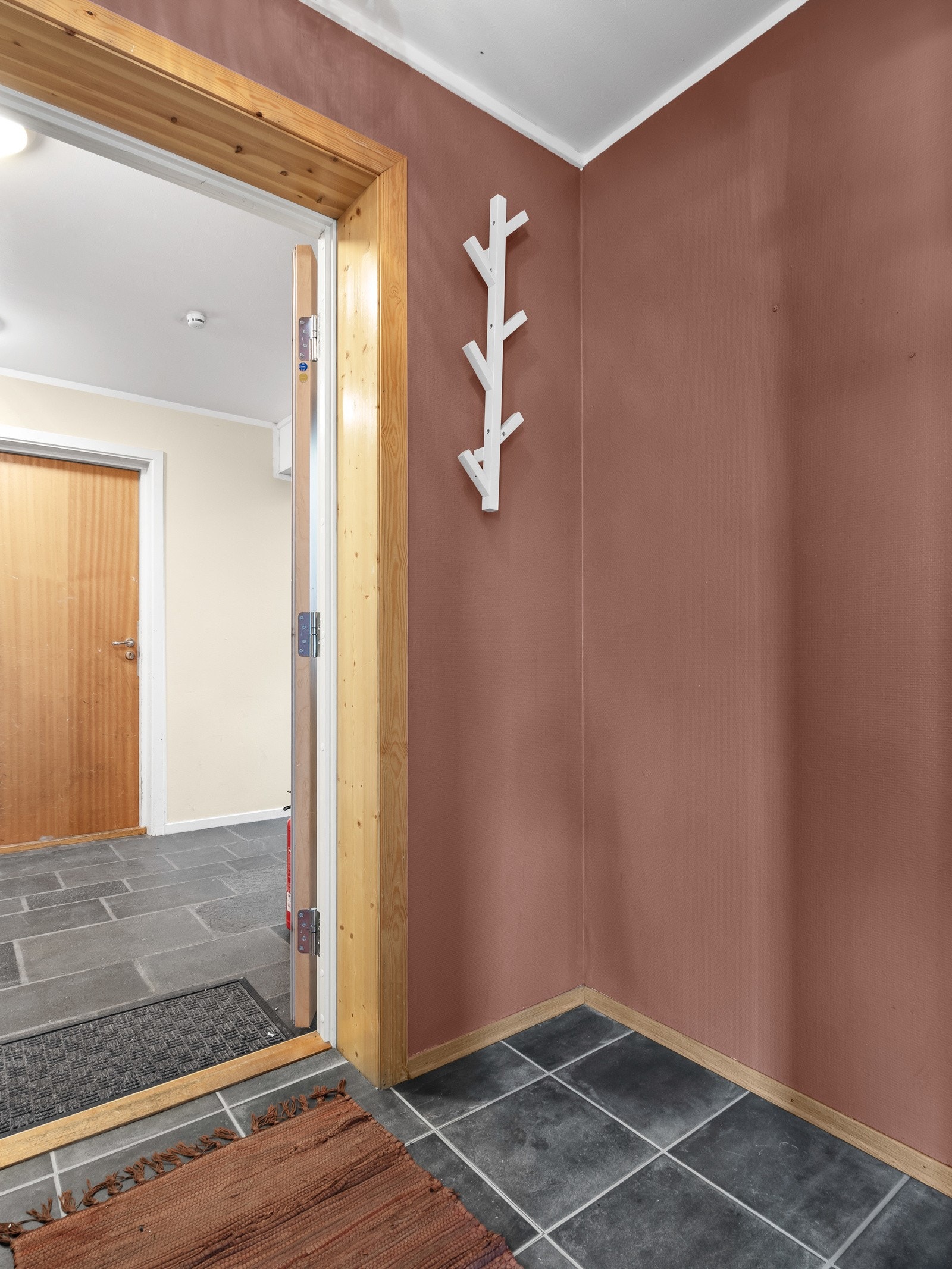 Leiligheten har en praktisk entré med plass til oppbevaring Galleribilde