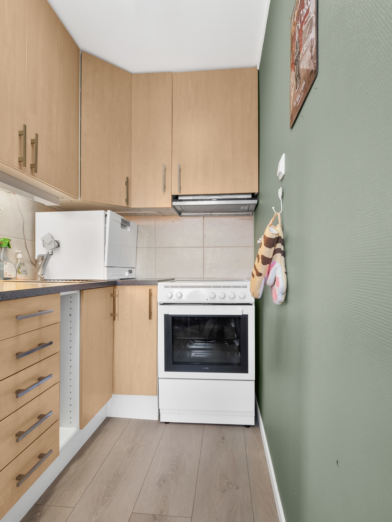 Kjøkkenet er lite, men praktisk, og har plass til det nødvendigste! Galleribilde