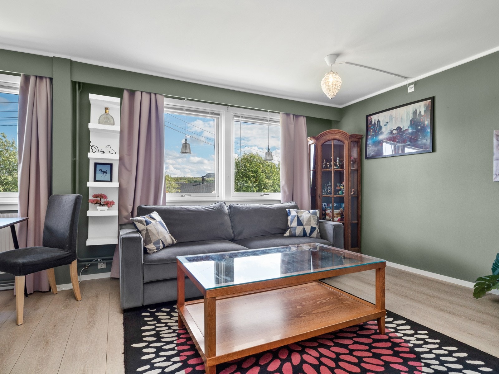 Leiligheten har store vinduer som sørger for godt lys - når oppussingen er ferdig vil den få utgang til platting fra stuen! Galleribilde