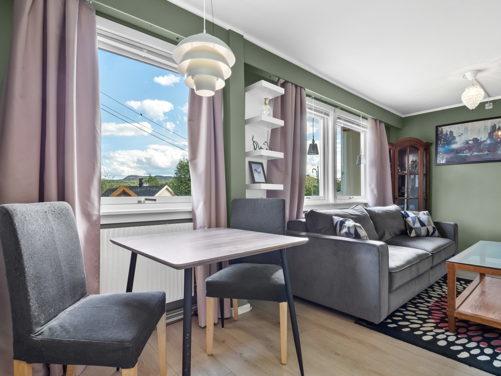 Det er plass til spisemøblement foran vinduet Galleribilde