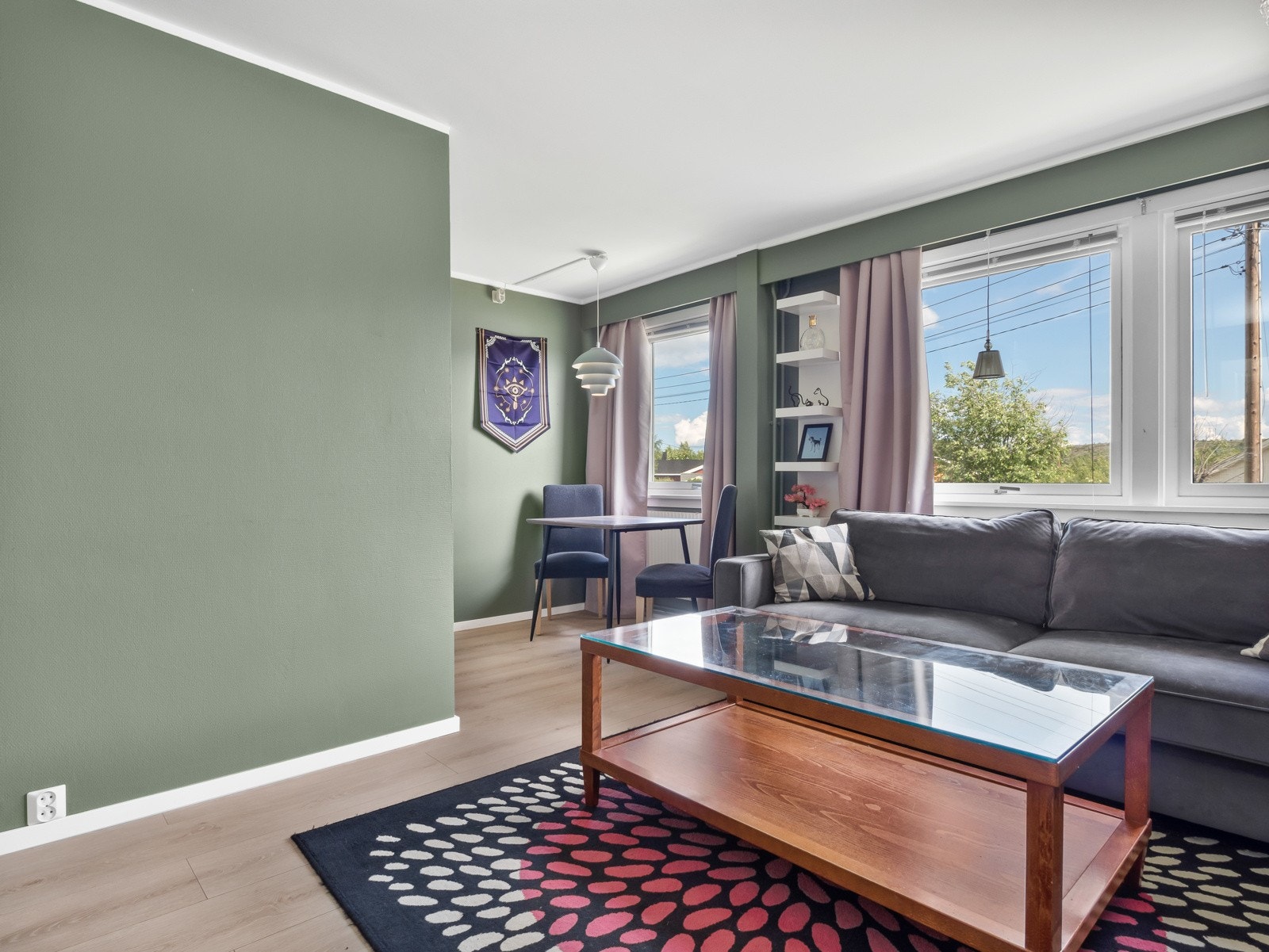 Stuen er delt opp i en stuedel og en del hvor det er plass til spisemøblement i tilknytning til kjøkkenet Galleribilde