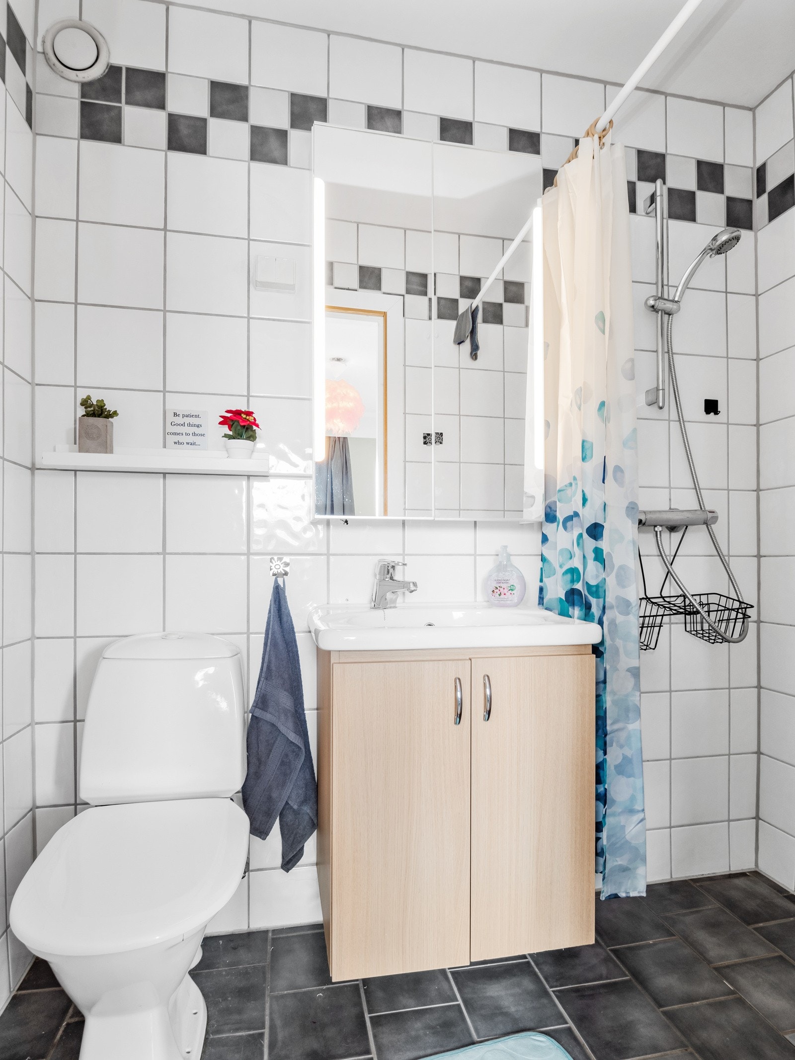 Badet er flislagt og har dusj Galleribilde