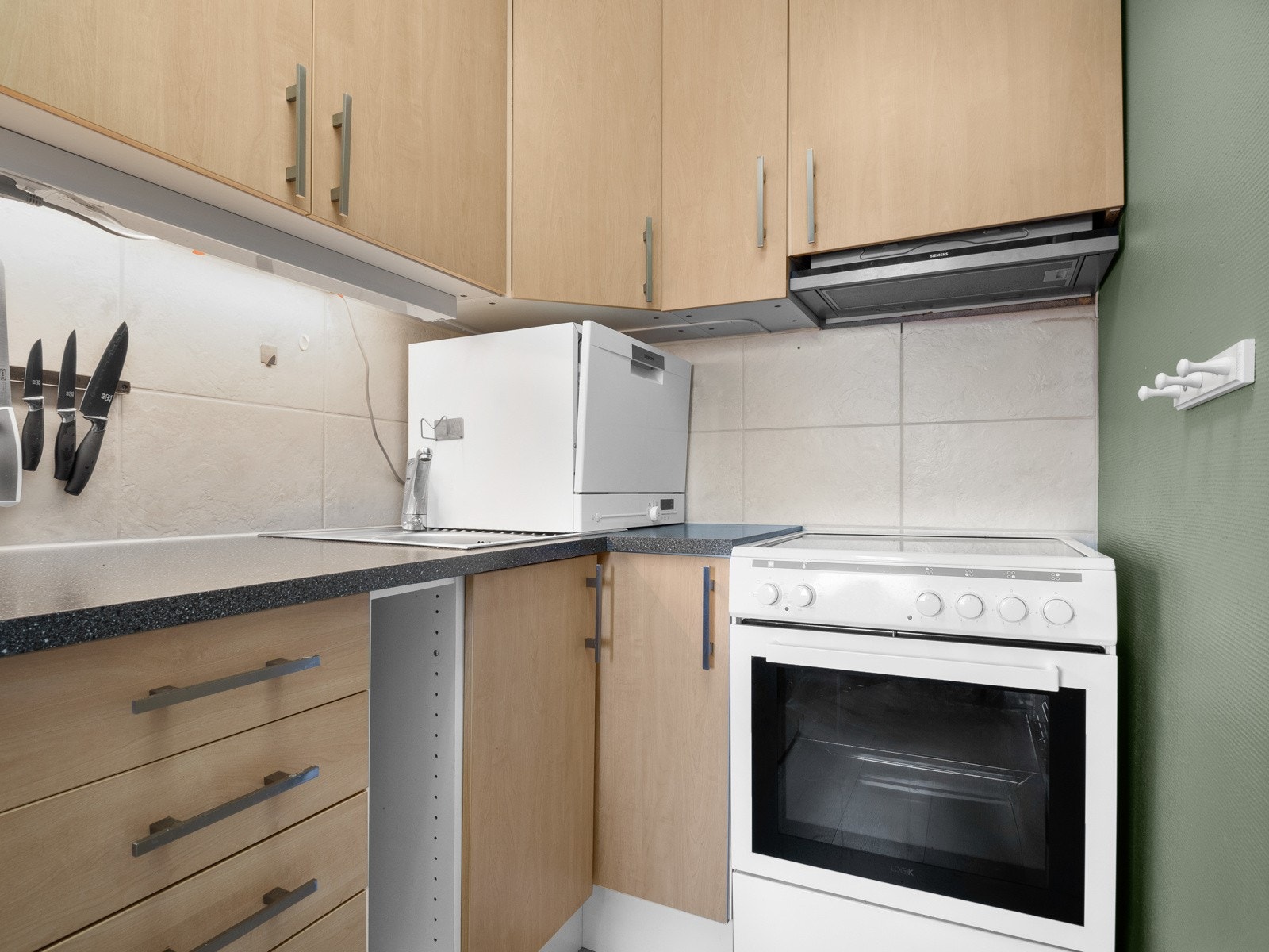 Plassen er godt utnyttet med oppbevaring i over- og underskap Galleribilde