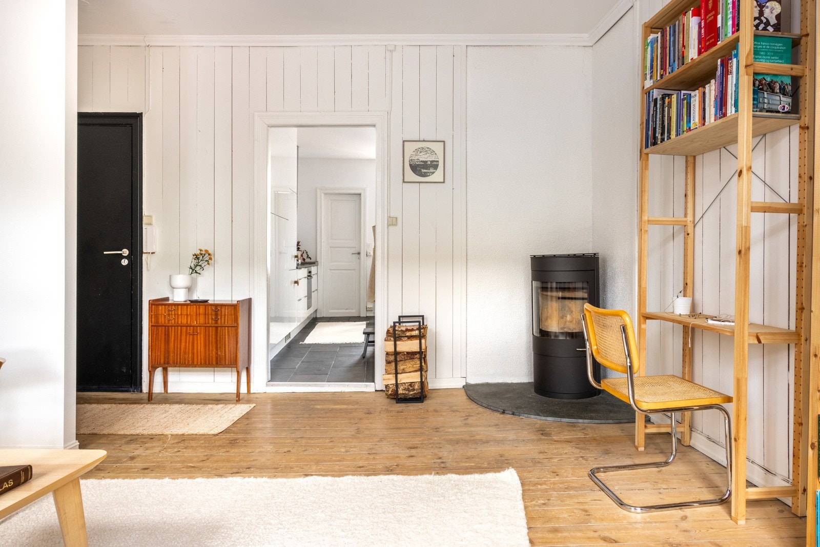 Leiligheten har et originalt 1-stavs tregulv som er gjennomgående for leiligheten(Foruten kjøkken og bad). Galleribilde