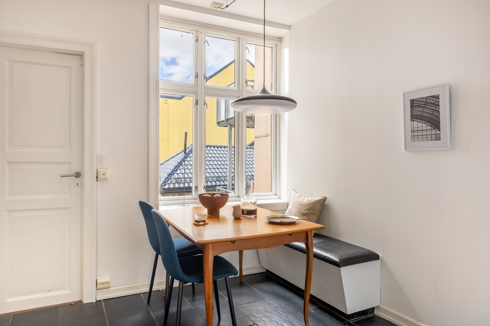 Her kan du lage mat samtidig som du holder gjestene med selskap! Galleribilde