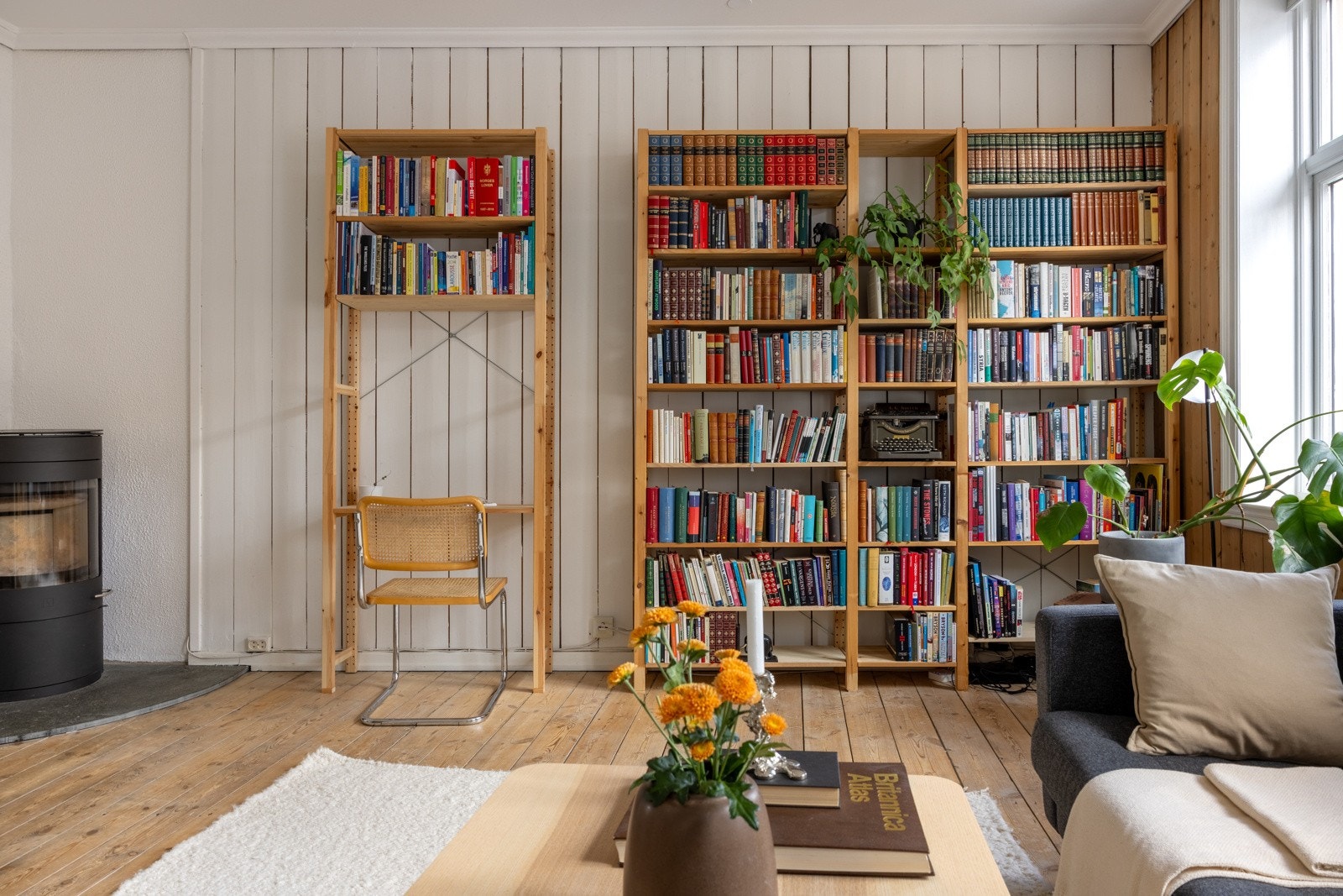 Det er store klassiske vinduer som skaper en god kontrast til det moderne kjøkkenet som ligger i en delvis åpen løsning med stuen. Galleribilde