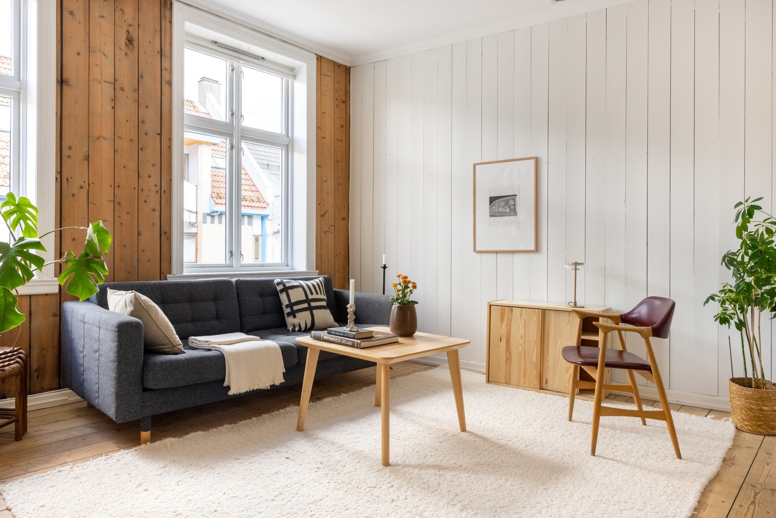 Videre kommer vi inn til hjertet av boligen, nemlig stuen. Her er det god plass til å innrede med både sofa- og spisegruppe. Galleribilde